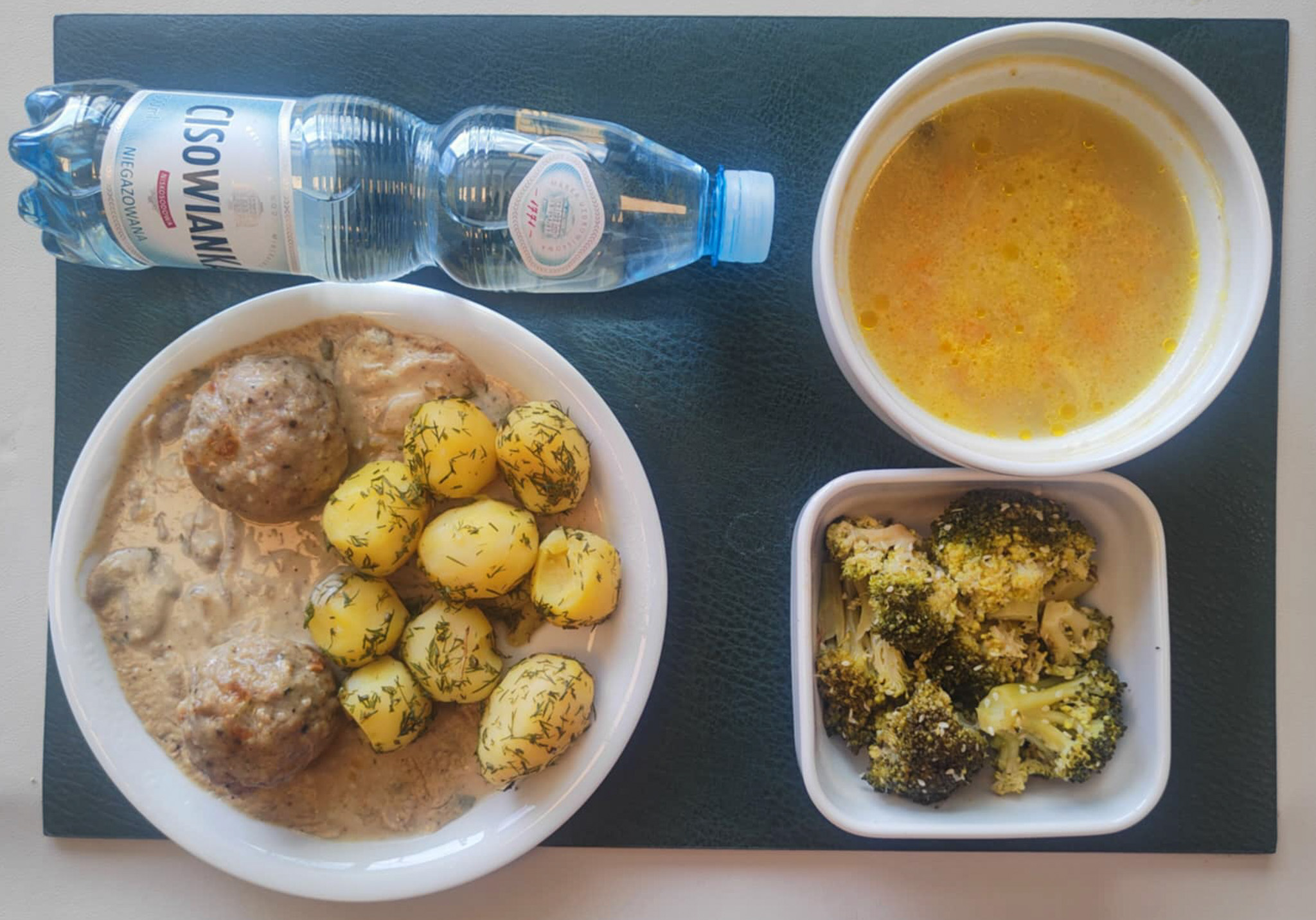 Dieta lekkostrawna  Chlebek bananowy + 30 g ( GLU PSZ, JAJ, MLE, ) Chleb mieszany pszenno-żytni 40 g ( GLU PSZ, GLU ŻYT, ) Masło porcjowane 10g (82% tł.) 1 szt ( MLE,) Jajko w sosie jogurtowo-pietruszkowym + 100 g ( JAJ, MLE,) Twarożek różany + 50 g ( MLE,) Pomidorki koktajlowe 120 g Herbata czarna ekspresowa z cytryną Cateringowa z/c 250 ml