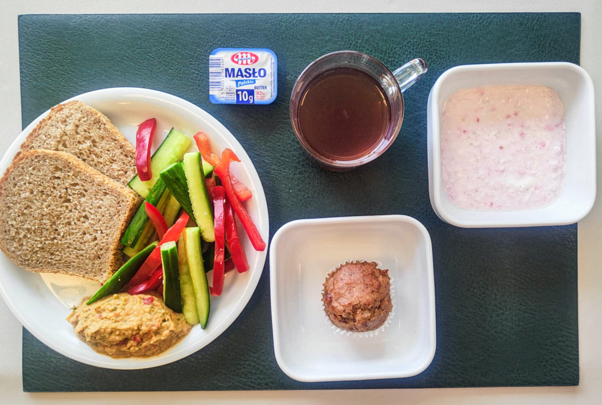 Dieta podstawowa  Muffin marchewkowy z orzechami o niskim IG + 50 g ( GLU PSZ, JAJ, MLE, ORZ, ) Chleb Graham 40 g ( GLU PSZ,) Masło porcjowane 10g (82% tł.) 1 szt ( MLE,) Twarożek różany + 50 g ( MLE,) Jogurt waniliowy + 100 g ( MLE,) Kiwi (g) 60 g Winogrona 60 g Herbata czarna ekspresowa z cytryną Cateringowa z/c 250 ml