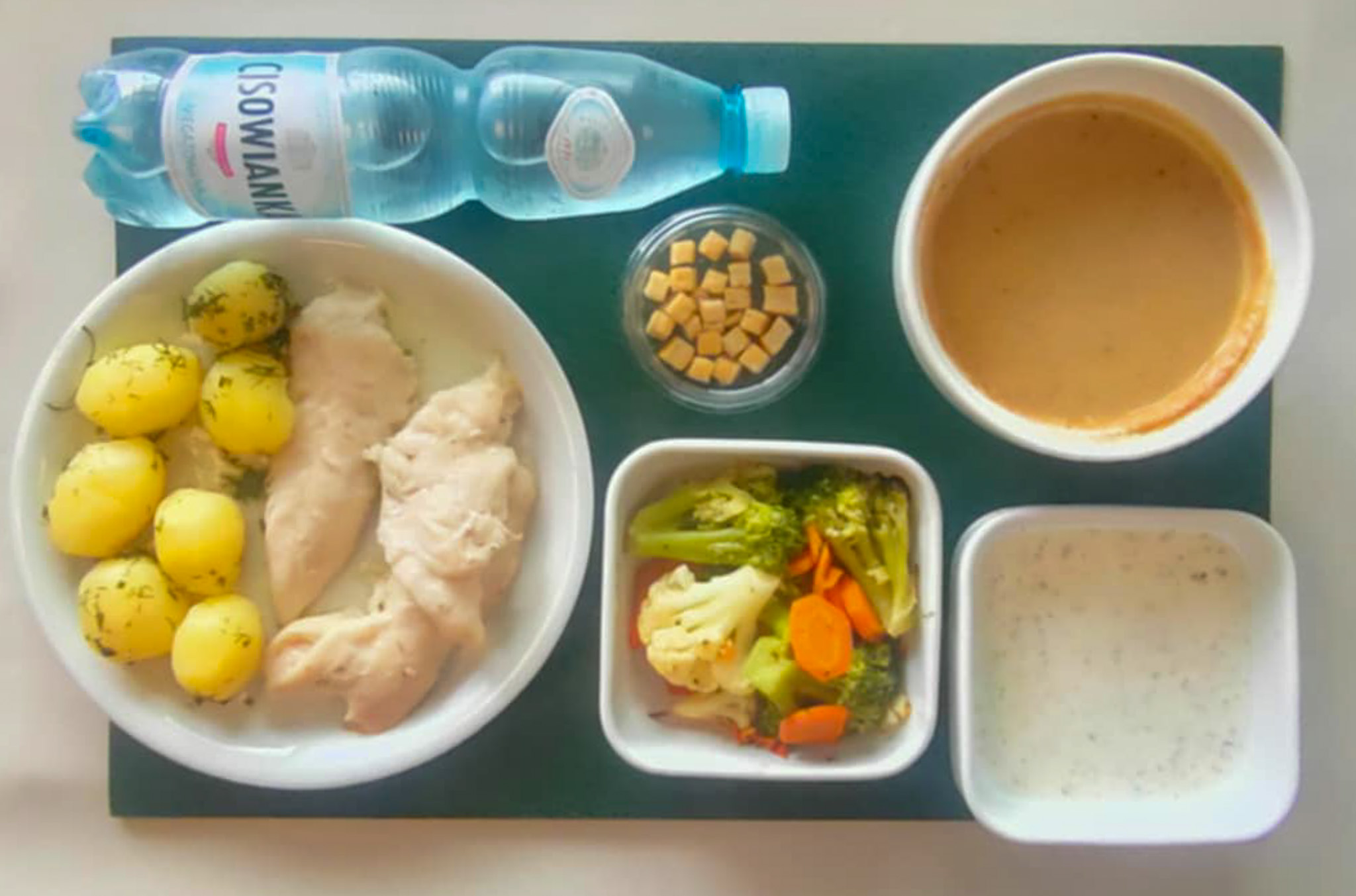 Dieta lekkostrawna   Zupa krem z białych warzyw + 300 ml ( SOJ, SEL,) Grzanki pszenne + 10 g ( GLU PSZ, JAJ, MLE, może zawierać: SOJ,) Polędwiczki z kurczaka na parze + 150 g Dip jogurtowo-ziołowy + 100 g ( MLE,) Ziemniaki gotowane z koperkiem + 150 g Bukiet warzyw gotowanych + 150 g Woda mineralna n/g 0,5l 1 szt