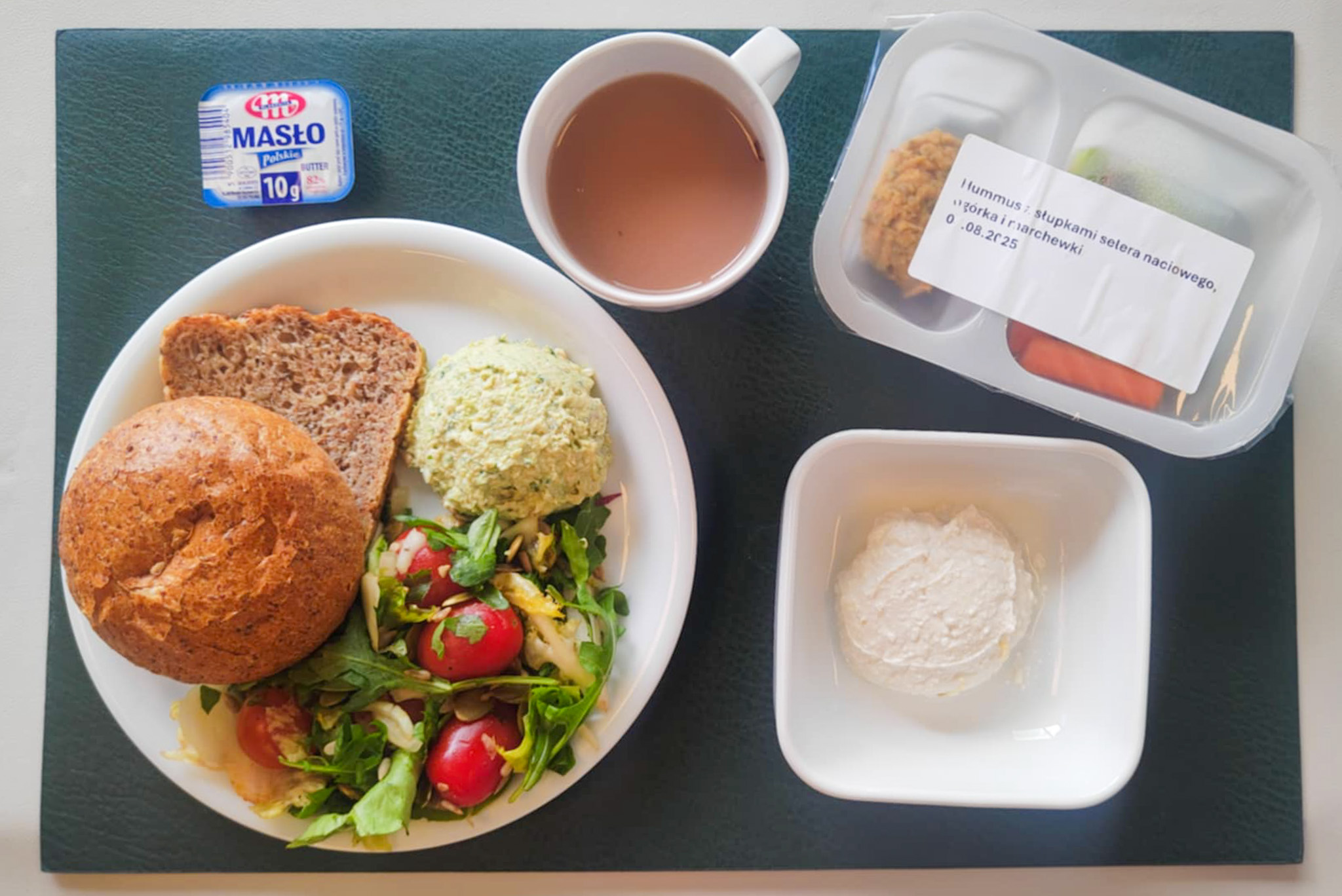 Dieta z ograniczeniem łatwoprzyswajalnych węglowodanów, ubogoenergetyczna, bogatoresztkowa   Bułka graham-pszenna 50g 1 szt ( GLU PSZ,) Chleb ze słonecznikiem i lnem-pszenno-żytni 30 g ( GLU PSZ, GLU ŻYT, ) Masło porcjowane 10g (82% tł.) 1 szt ( MLE,) Pomarańczowy twarożek z cynamonem + 50 g ( MLE,) Zielona pasta z pieczonego kurczaka + 50 g ( JAJ, MLE,) Mix sałat z pomidorkami koktailowymi i nasionami + 120 g Kawa zbożowa z mlekiem b/c 250 ml ( MLE, GLU ŻYT, GLU JĘCZ, )  II śniadanie: Hummus z słupkami selera naciowego, ogórka i marchewki + 100 g ( SOJ, SEL,)