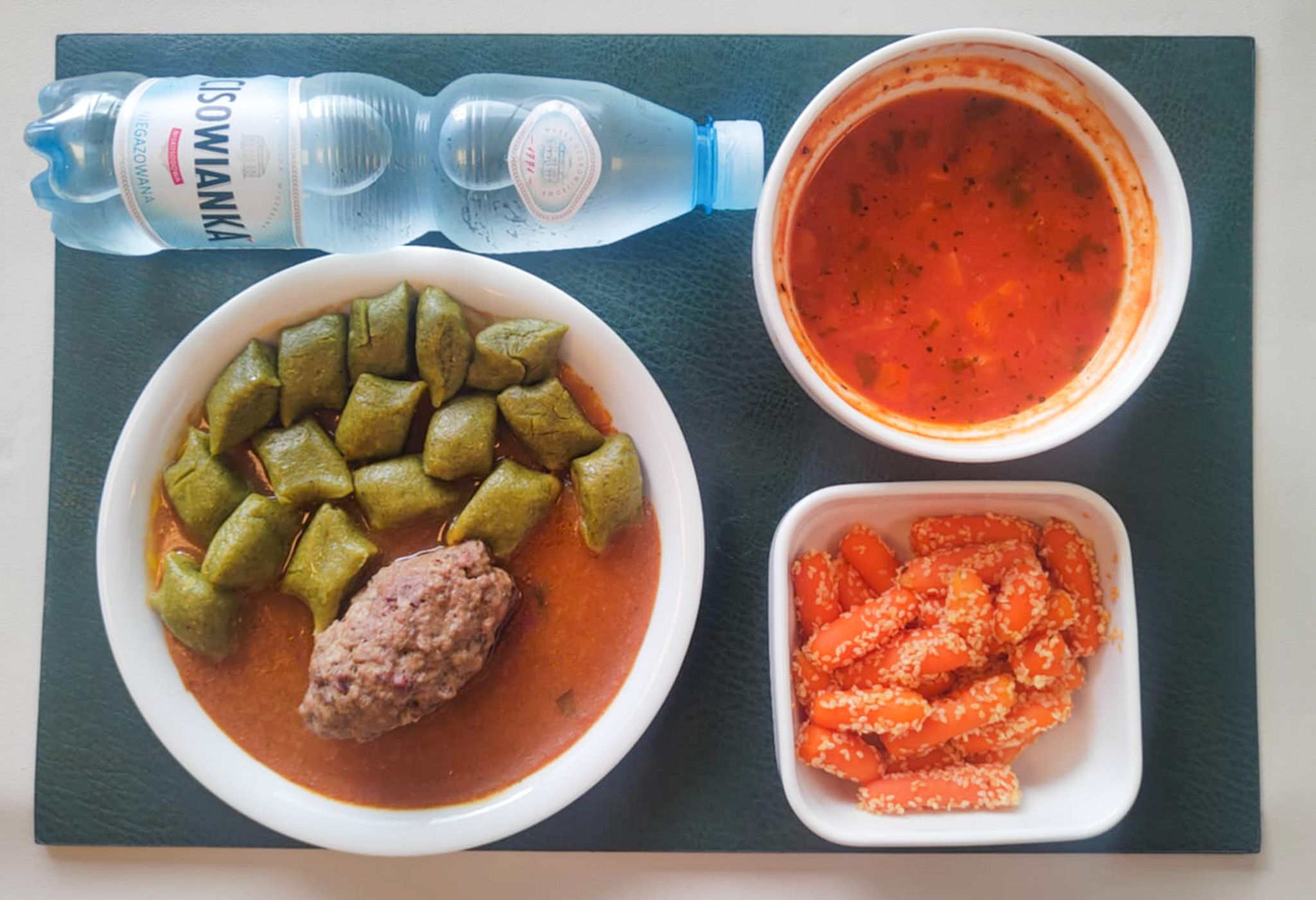 Dieta podstawowa  Zupa pomidorowa + 255 g ( SOJ, MLE, SEL,) Makaron muszelki + 45 g ( GLU PSZ,) Roladka wołowo-wieprzowa z nadzieniem żurawinowym + 100 g (GLU PSZ, JAJ, MLE, może zawierać: GLU PSZ, JAJ, OZI, SOJ, MLE, ORZ, SEZ, ) Sos pieczeniowy + 100 g ( GLU PSZ, SOJ, MLE,) Kopytka szpinakowe + 150 g ( GLU PSZ, JAJ, może zawierać: SOJ, SEL, GOR, ) Marchew mini z sezamem + 150 g ( SEZ,) Woda mineralna n/g 0,5l 1 szt