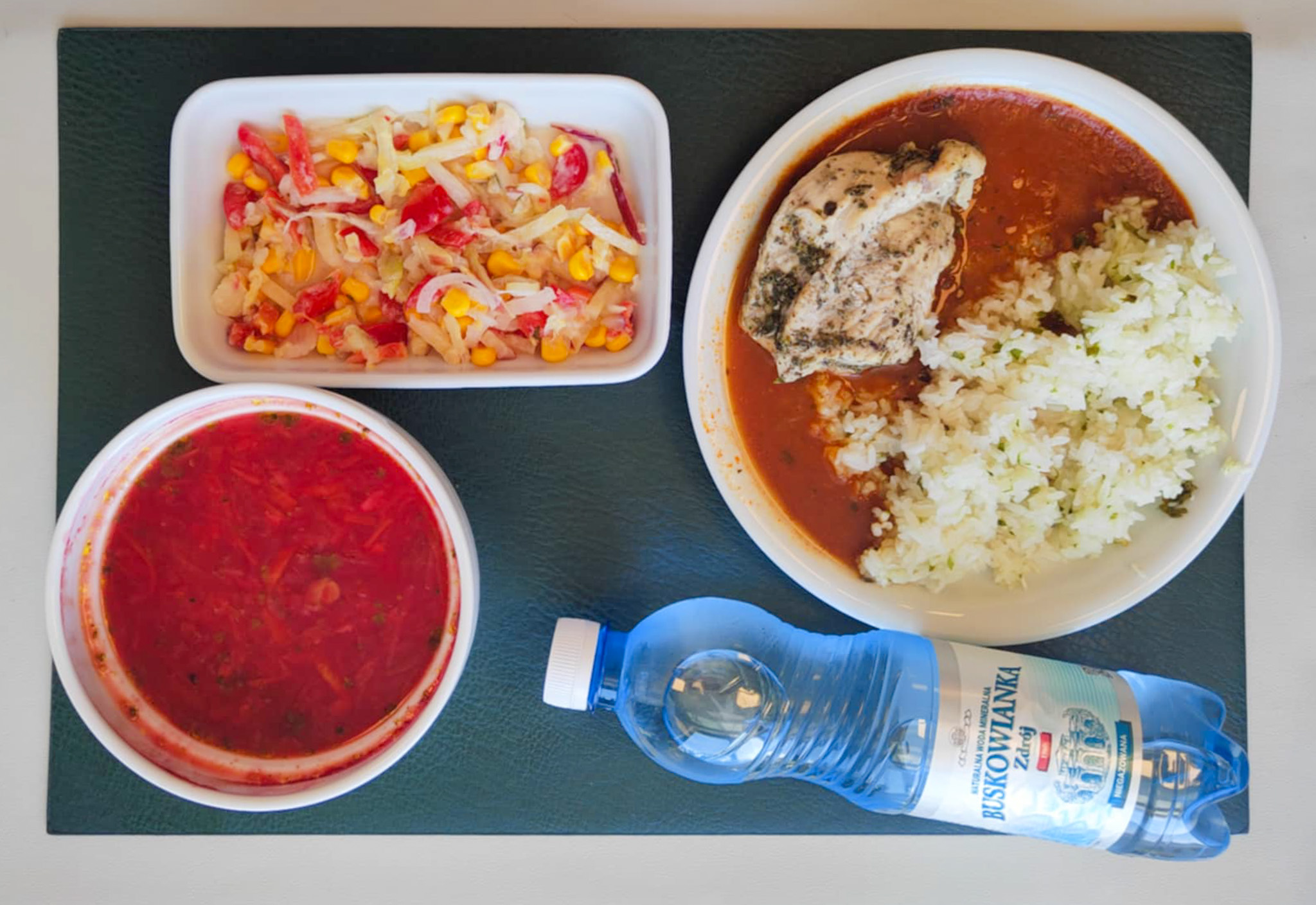 Dieta podstawowa  Barszcz czerwony z ziemniakami + 300 g ( SOJ, MLE, SEL,) Filet z indyka pieczony dieta + 100 g Sos curry + 100 g Ryż biały z natką pietruszki + 150 g Surówka z kapusty pekińskiej, kukurydzą, jabłkiem, papryką czerwoną b/c + 150 g ( MLE,) Woda mineralna n/g 0,5l 1 szt