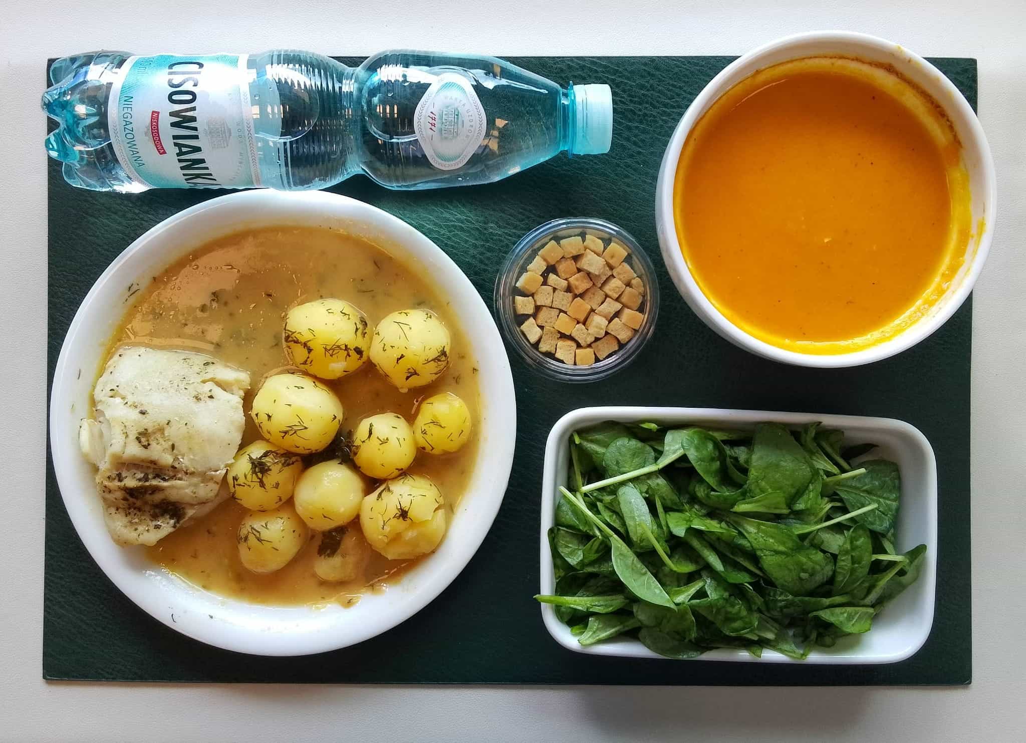 Krem z marchwii + 300 g ( SOJ, SEL,) Grzanki pszenne + 10 g ( GLU PSZ, JAJ, MLE, może zawierać: SOJ,) Morszczuk na parze 100g + 100 g ( RYB,) Sos jarzynowy dieta + 100 g ( MLE,) Ziemniaki gotowane z koperkiem + 150 g Szpinak gotowany z olejem + 150 g Woda mineralna n/g 0,5l 1 szt