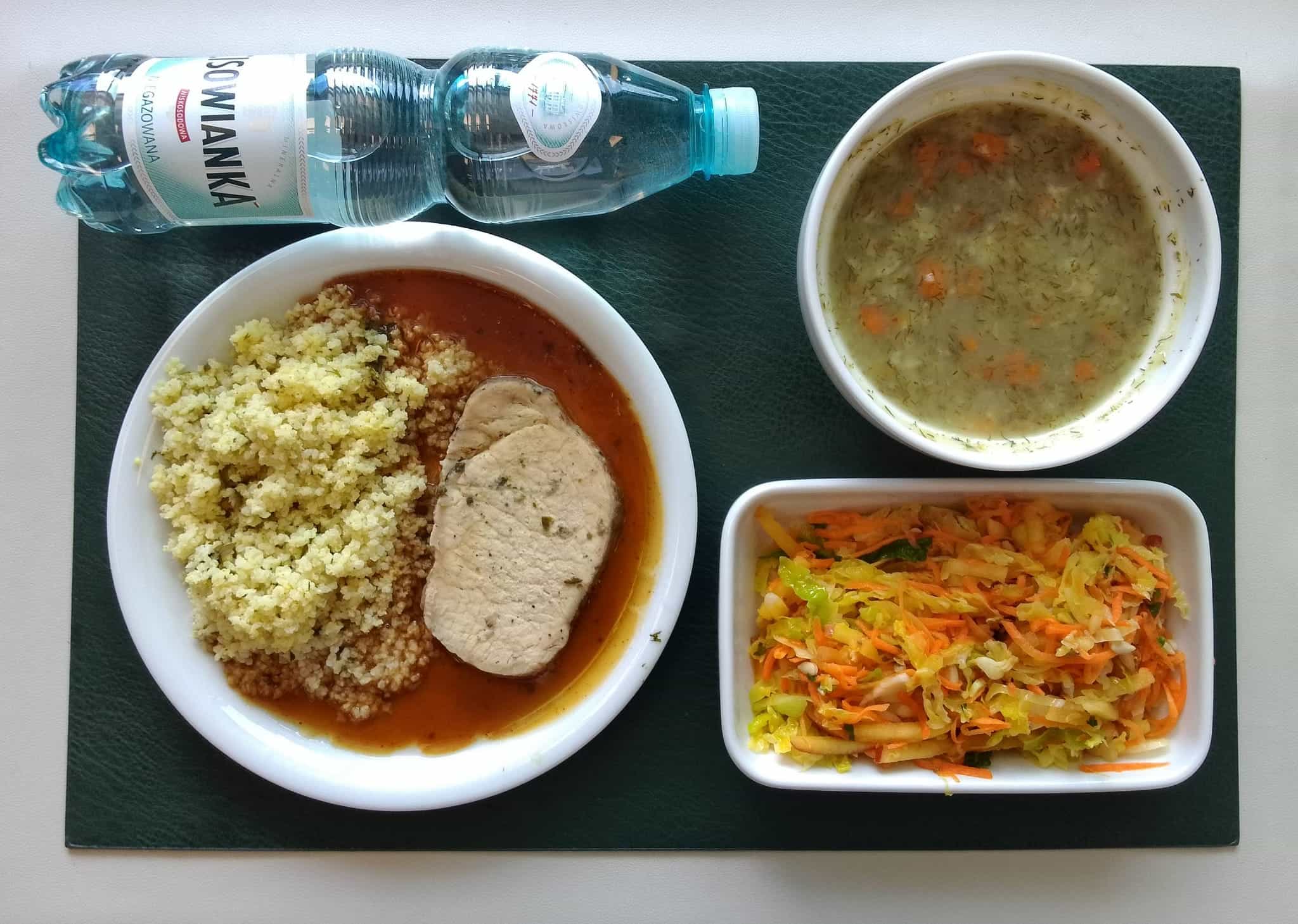 Zupa szczawiowa z ziemniakami + 300 g ( SOJ, MLE, SEL,) Schab gotowany + 100 g Sos własny + 100 g (GLU PSZ, SOJ,) Kasza bulgur z natką pietruszki + 150 g ( GLU PSZ,) Surówka z kapusty włoskiej + 150 g Woda mineralna n/g 0,5l 1 szt