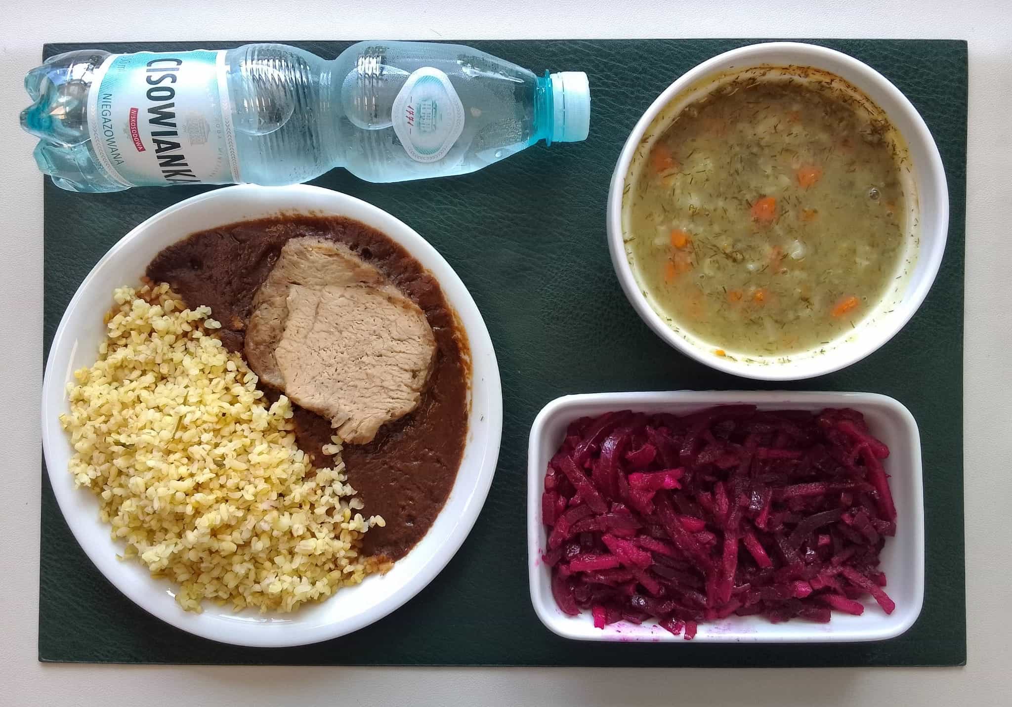 Zupa koperkowa z ryżem + 300 g ( SOJ, MLE, SEL,) Schab pieczony cały + 100 g Sos morelowo-śliwkowy + 100 g ( GLU PSZ, SOJ, MLE, GOR, S02,) Kasza bulgur z natką pietruszki + 150 g ( GLU PSZ,) Sałatka z buraków i jabłka (z olejem) b/c + 150 g Woda mineralna n/g 0,5l 1 sz