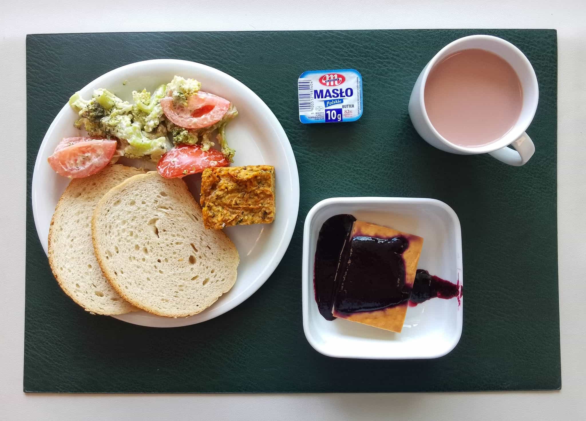 Śniadaniowy sernik z bananami + 150 g ( JAJ, MLE,) Mus jagodowy + 50 g Chleb mieszany pszenno-żytni 50 g ( GLU PSZ, GLU ŻYT,) Masło porcjowane 10g (82% tł.) 1 szt ( MLE,) Pasztet z cukinii i warzyw + 50 g ( GLU PSZ, JAJ,) Sałatka z brokułu, pomidora i jogurtem + 120 g ( JAJ, MLE, GOR,) Kakao z mlekiem b/c 250 ml ( MLE,) Cukier 5 g