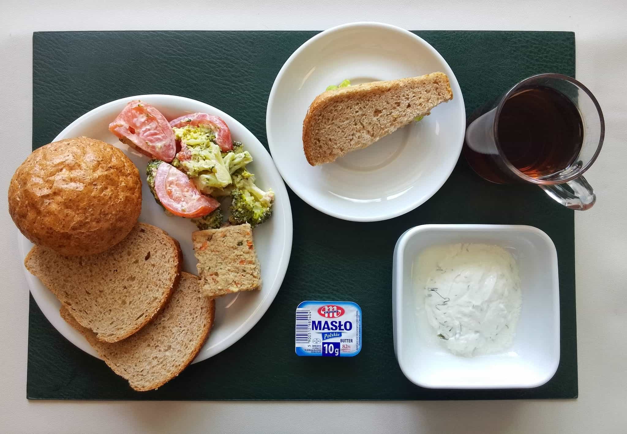 Bułka graham-pszenna 50g 1 szt ( GLU PSZ,) Chleb wieloziarnisty 60 g ( GLU PSZ, SOJ, SEZ, GLU ŻYT, ) Masło porcjowane 10g (82% tł.) 1 szt ( MLE,) Pasztet wieprzowy z warzywami + 50 g ( GLU PSZ, JAJ, SOJ, MLE, SEL, ) Twarożek z koperkiem + 50 g (MLE,) Sałatka z brokułu, pomidora i jogurtem + 120 g ( JAJ, MLE, GOR,) Herbata czarna ekspresowa z cytryną Cateringowa b/c 250 ml