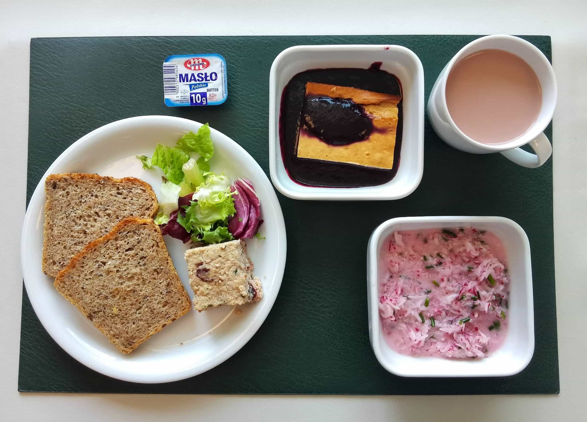 Śniadaniowy sernik z bananami + 150 g ( JAJ, MLE,) Mus jagodowy + 50 g Chleb wieloziarnisty 60 g ( GLU PSZ, SOJ, SEZ, GLU ŻYT, ) Masło porcjowane 10g (82% tł.) 1 szt ( MLE,) Pasztet wieprzowy z żurawiną + 50 g ( GLU PSZ, JAJ, SOJ, MLE, ) Rzodkiewka i ogórek szatkowane z jogurtem i szczypiorkiem + 110 g ( MLE,) Rukola 10 g Kakao z mlekiem b/c 250 ml ( MLE,) Cukier 5 g