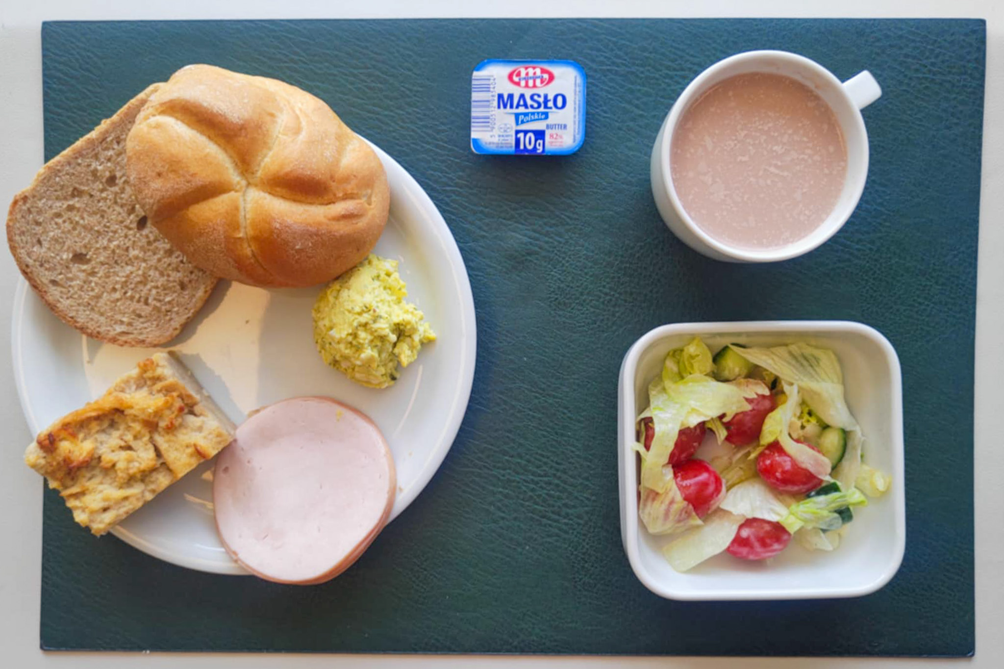 Dieta podstawowa  Pudding chlebowy z morelami + 100 g (GLU PSZ, JAJ, MLE, może zawierać: SEL, ) Bułka pszenna kajzerka 50g 1 szt ( GLU PSZ, GLU ŻYT,) Chleb Graham 30 g (GLU PSZ,) Masło porcjowane 10g (82% tł.) 1 szt ( MLE,) Szynkowa dębowa drobiowa kiełbasa grubo rozdrobniona 50 g Pasta jajeczna z awokado + 50 g ( JAJ, GOR,) Sałata lodowa z ogórkiem i pomidorkami koktajlowymi + 120 g ( MLE,) Kawa zbożowa z mlekiem z/c 250 ml ( MLE, GLU ŻYT, GLU JĘCZ, )