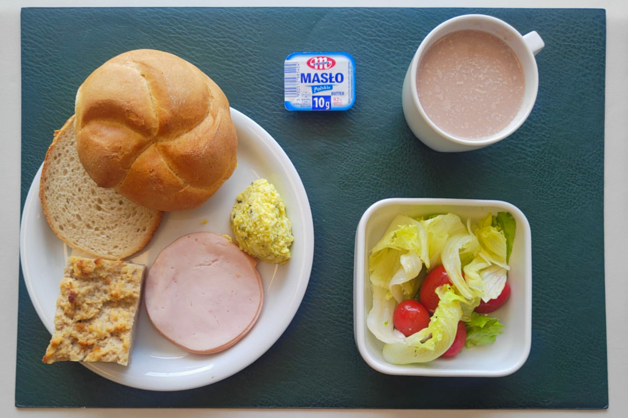 Dieta lekkostrawna  Pudding chlebowy z morelami + 100 g (GLU PSZ, JAJ, MLE, może zawierać: SEL, ) Bułka pszenna kajzerka 50g 1 szt ( GLU PSZ, GLU ŻYT,) Chleb mieszany pszenno-żytni 25 g ( GLU PSZ, GLU ŻYT,) Masło porcjowane 10g (82% tł.) 1 szt ( MLE,) Szynkowa dębowa drobiowa kiełbasa grubo rozdrobniona 50 g Pasta jajeczna z awokado (dieta) + 50 g ( JAJ,) Sałata lodowa z pomidorkami koktajlowymi + 120 g ( MLE,) Kawa zbożowa z mlekiem z/c 250 ml ( MLE, GLU ŻYT, GLU JĘCZ, )