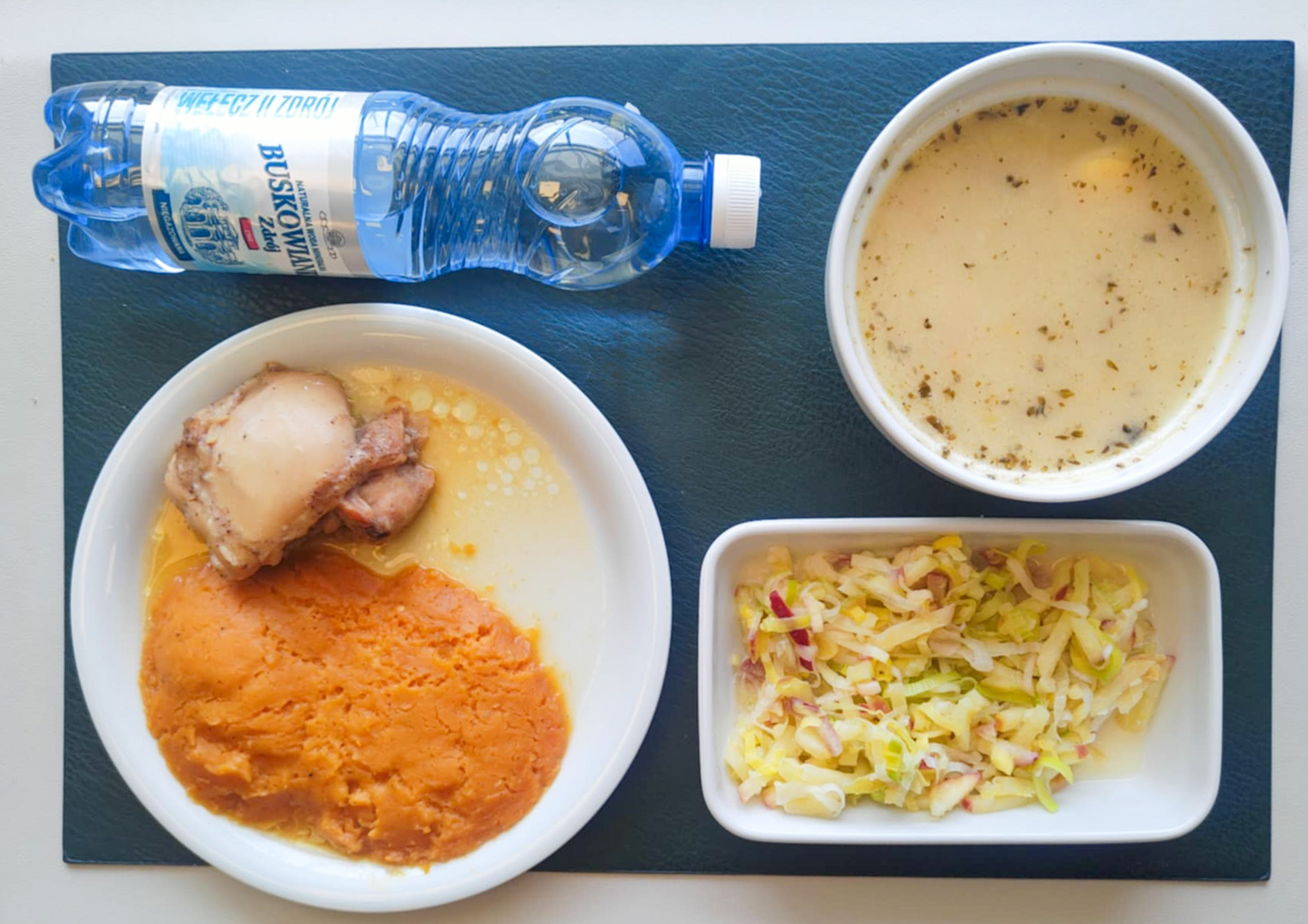 Dieta podstawowa  Żurek z ziemniakami + 300 g ( SOJ, MLE, GLU ŻYT, może zawierać: GLU PSZ, JAJ, SEL, GOR, ) Jajko gotowane kl M + 1 szt ( JAJ,) Udziec z kurczaka wolno gotowany w glazurze miodowej + 100 g Puree z batatów + 150 g ( MLE,) Surówka z pora z jabłkiem + 150 g ( MLE,) Woda mineralna n/g 0,5l 1 szt