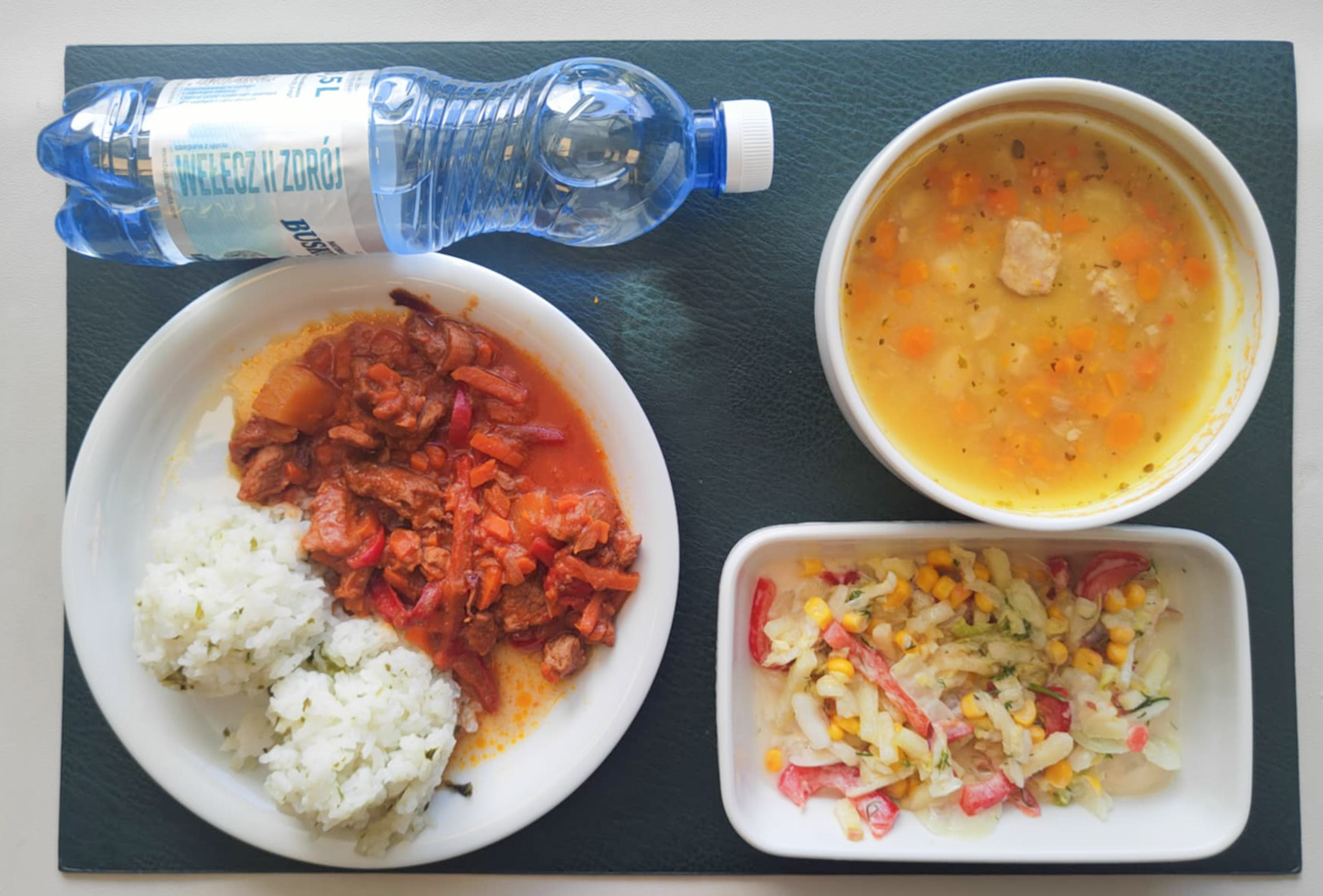 Dieta lekkostrawna  Zupa brokułowa z ziemniakami + 300 ml ( SOJ, MLE, SEL,) Gulasz wieprzowy z warzywami + 150 g ( GLU PSZ, SEL,) Ryż jaśminowy z natką pietruszki + 150 g Surówka z kapusty pekińskiej z olejem + 150 g Woda mineralna n/g 0,5l 1 szt