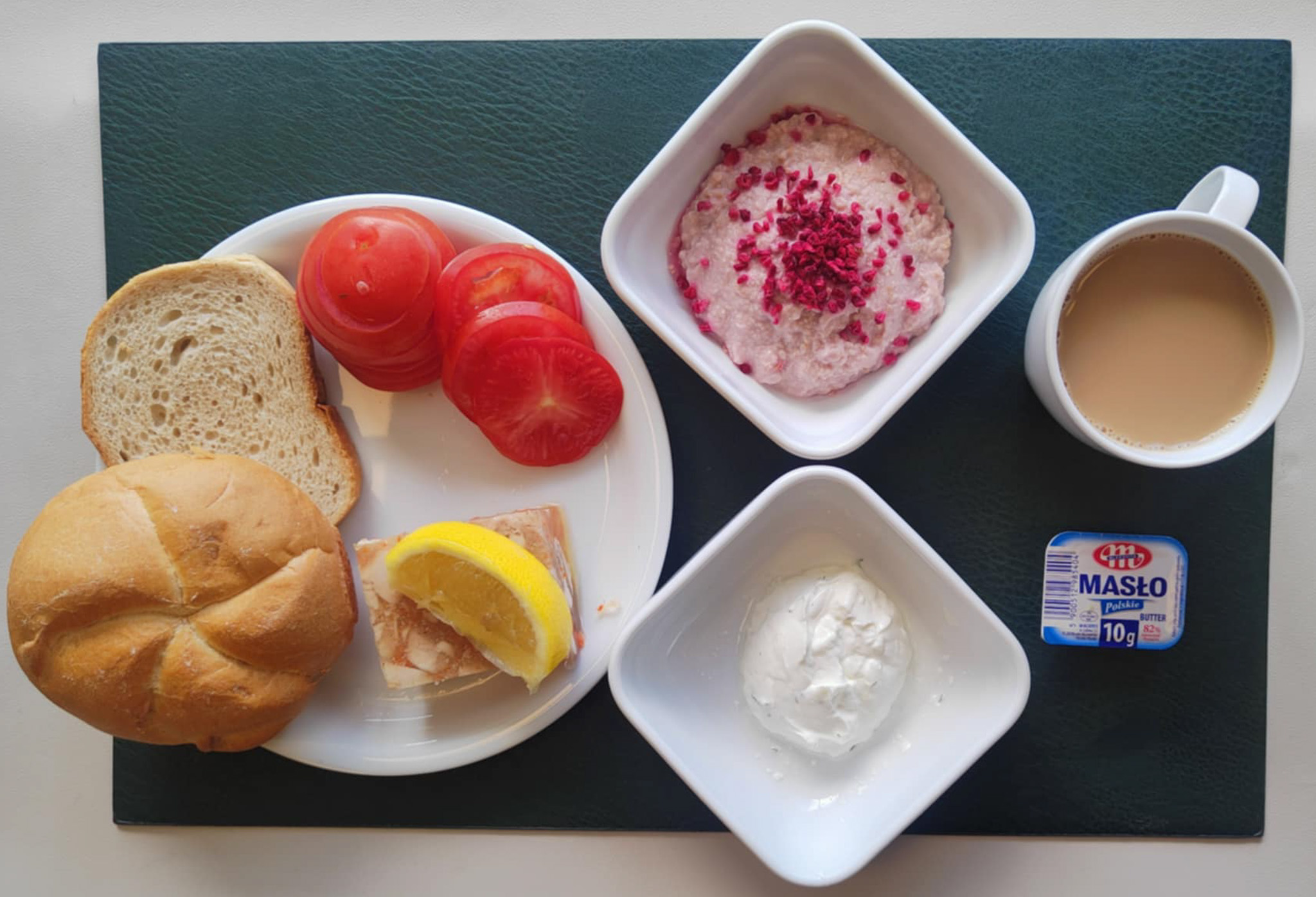 Dieta lekkostrawna  Malinowy budyń jaglany + 100 g ( MLE,) Bułka pszenna kajzerka 50g 1 szt ( GLU PSZ, GLU ŻYT,) Chleb mieszany pszenno-żytni 25 g ( GLU PSZ, GLU ŻYT,) Masło porcjowane 10g (82% tł.) 1 szt ( MLE,) Twarożek z koperkiem + 50 g (MLE,) Galaretka drobiowa z udźca z cytryną dieta + 100 g Plastry pomidora + 120 g Kawa zbożowa z mlekiem z/c 250 ml ( MLE, GLU ŻYT, GLU JĘCZ, )