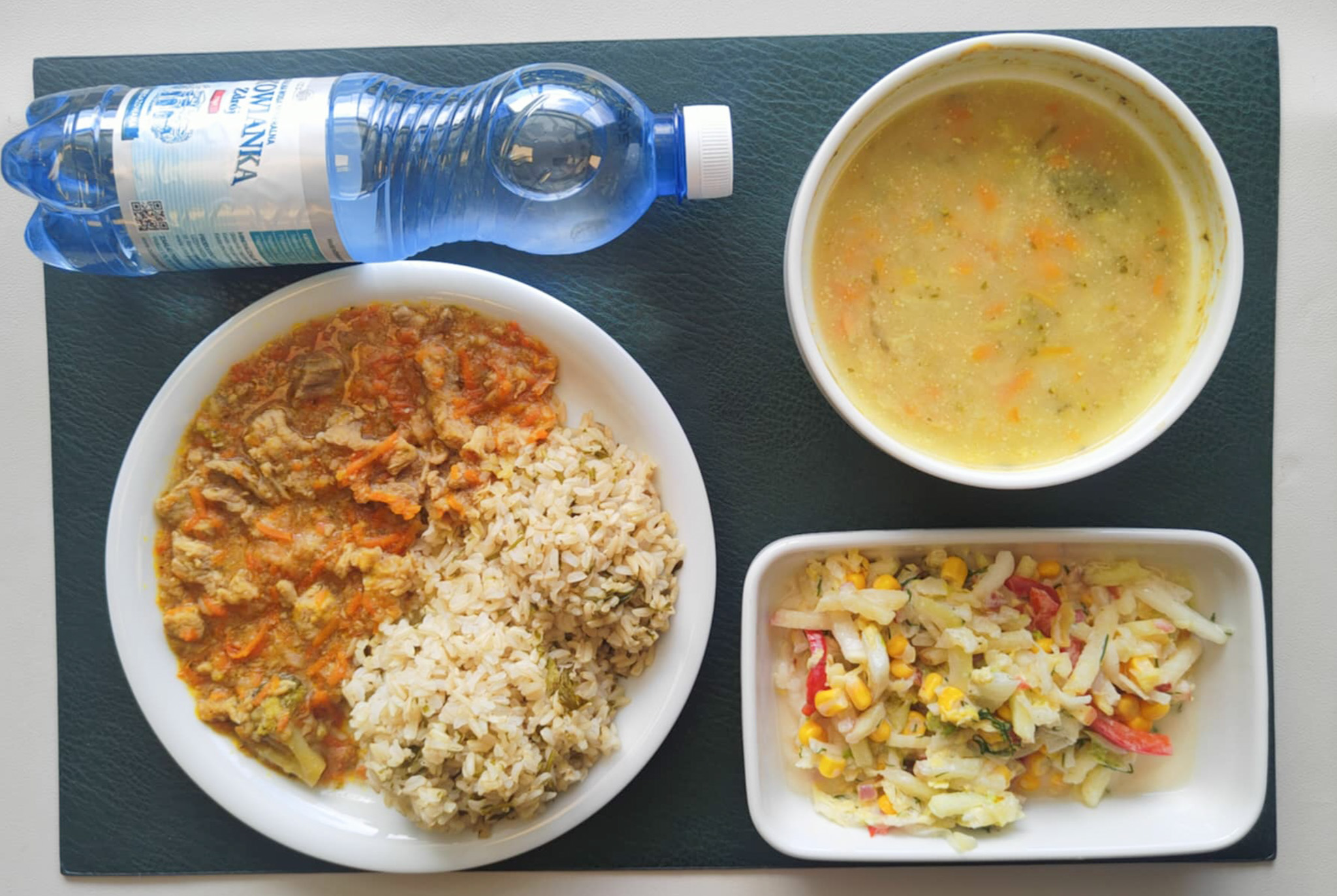 Dieta podstawowa  Zupa grochowa z ziemniakami + 300 g ( GLU PSZ, SOJ, SEL, GOR,) Wieprzowina w sosie słodko-kwaśnym z warzywami + 150 g (SOJ,) Ryż jaśminowy z natką pietruszki + 150 g Surówka z kapusty pekińskiej, kukurydzą, papryką czerwoną i koperkiem b/c + 150 g (MLE,) Woda mineralna n/g 0,5l 1 szt