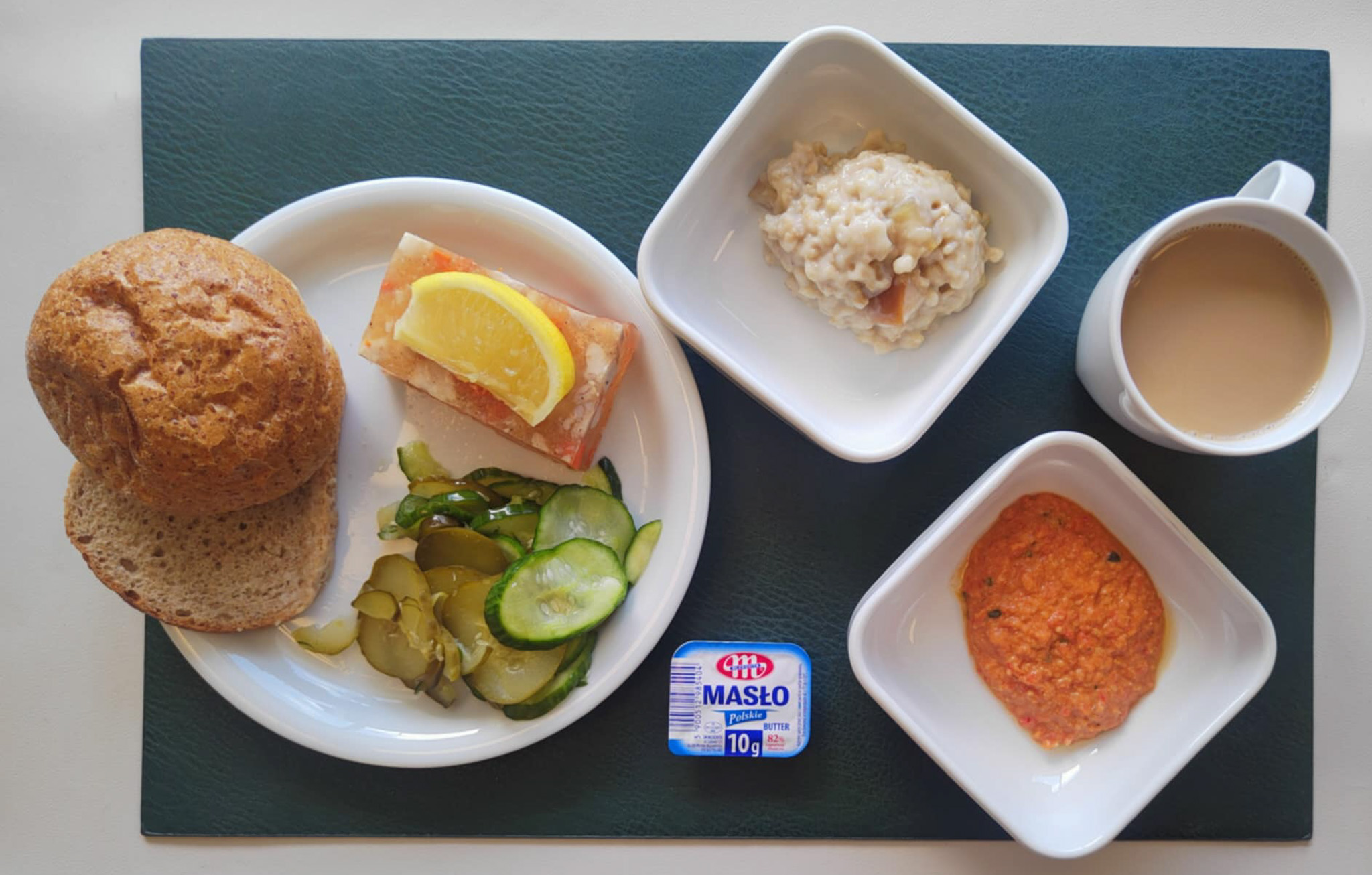 Dieta z ograniczeniem łatwoprzyswajalnych węglowodanów, ubogoenergetyczna, bogatoresztkowa  Owsianka z jabłkami i figami b/c + 100 g (MLE, GLU OW,) Bułka graham-pszenna 50g 1 szt ( GLU PSZ,) Chleb Graham 30 g (GLU PSZ,) Masło porcjowane 10g (82% tł.) 1 szt ( MLE,) Hummus paprykowy + 50 g ( SEZ,) Galaretka drobiowa z udźca z cytryną dieta + 100 g Plastry ogórka świeżego i kiszonego + 120 g Kawa zbożowa z mlekiem b/c 250 ml ( MLE, GLU ŻYT, GLU JĘCZ,)