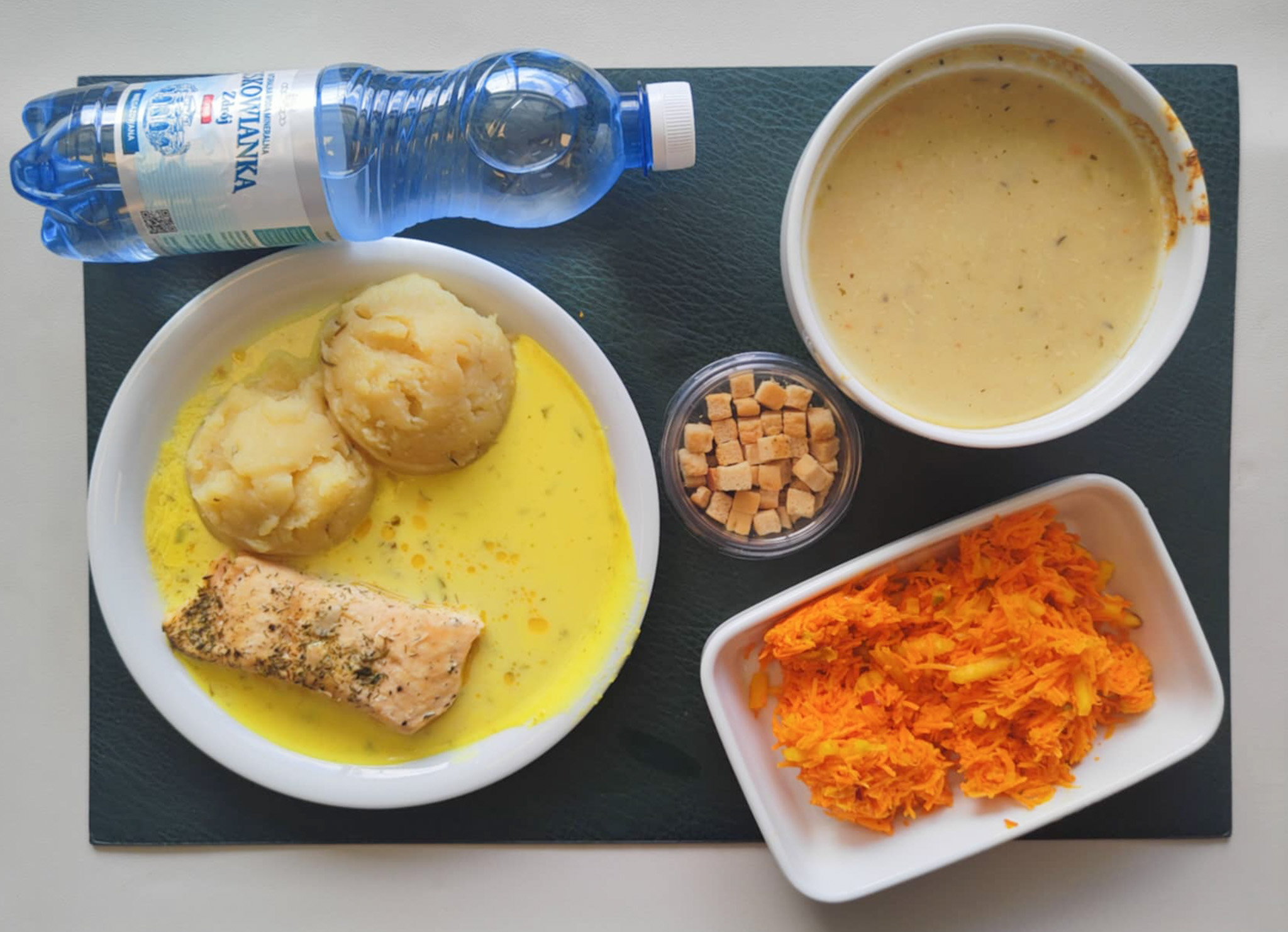 Dieta z ograniczeniem łatwoprzyswajalnych węglowodanów, ubogoenergetyczna, bogatoresztkowa   Krem z pieczonej pietruszki + 300 g (SOJ, MLE, SEL,) Grzanki pszenne + 10 g ( GLU PSZ, JAJ, MLE, może zawierać: SOJ,) Łosoś pieczony z przyprawami 100g + 100 g ( RYB,) Sos cytrynowy + 100 g ( GLU PSZ, MLE,) Puree ziemniaczane + 150 g (MLE,) Surówka z marchwi, jabłka i pomarańczy b/c + 150 g Woda mineralna n/g 0,5l 1 szt