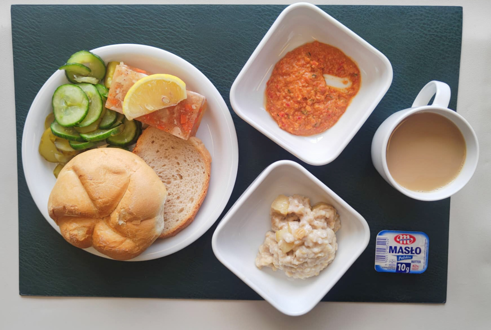 Dieta podstawow   Owsianka z jabłkami i figami b/c + 100 g (MLE, GLU OW,) Bułka pszenna kajzerka 50g 1 szt ( GLU PSZ, GLU ŻYT,) Chleb mieszany pszenno-żytni 25 g ( GLU PSZ, GLU ŻYT,) Masło porcjowane 10g (82% tł.) 1 szt ( MLE,) Hummus paprykowy + 50 g ( SEZ,) Galaretka drobiowa z udźca z cytryną dieta + 100 g Plastry ogórka świeżego i kiszonego + 120 g Kawa zbożowa z mlekiem z/c 250 ml ( MLE, GLU ŻYT, GLU JĘCZ, )