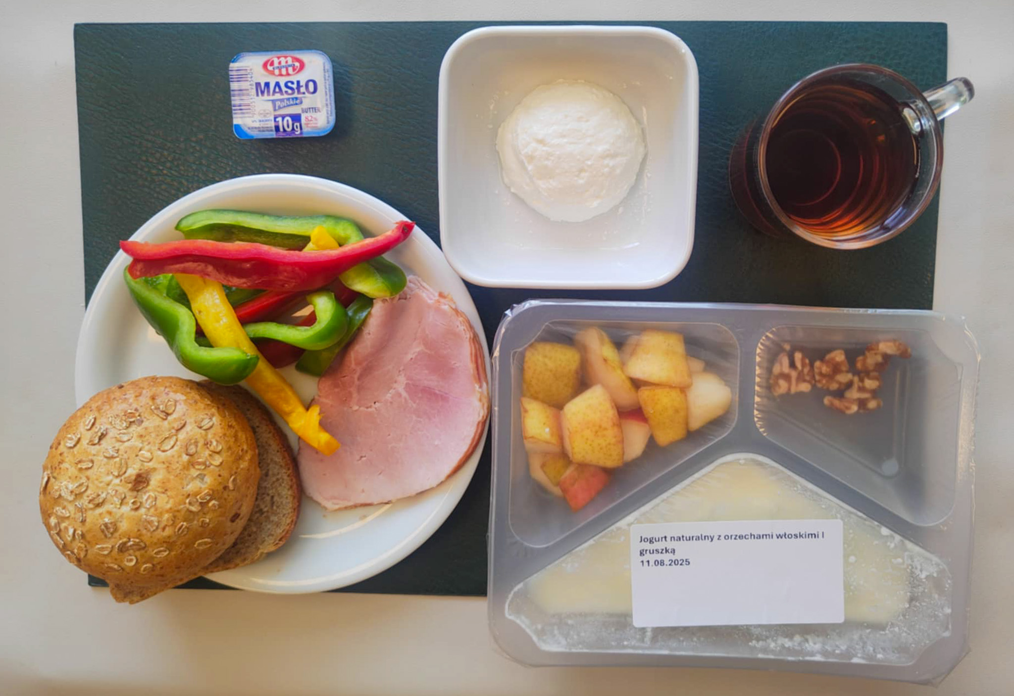 Dieta z ograniczeniem łatwoprzyswajalnych węglowodanów, ubogoenergetyczna, bogatoresztkowa   Bułka pszenna wieloziarnista 50g 1 szt ( GLU PSZ, GLU ŻYT,) Chleb Graham 30 g (GLU PSZ,) Masło porcjowane 10g (82% tł.) 1 szt ( MLE,) Szynka od Zduna-wędzonka wieprzowa,szynka wędzona,parzona 50 g Twarożek domowy waniliowy + 50 g ( MLE, może zawierać: GLU PSZ, JAJ, OZI, SOJ, MLE, ORZ, SEZ, ) Słupki papryki kolorowej + 120 g Herbata czarna ekspresowa z cytryną Cateringowa b/c 250 ml