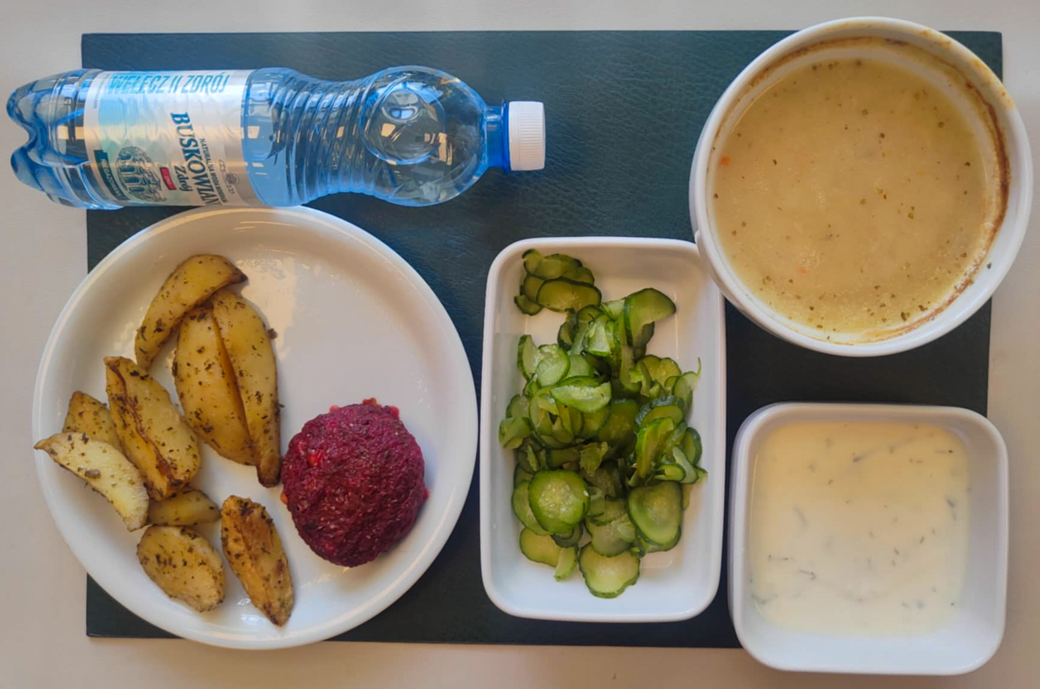 Barszcz biały z ziemniakami + 300 g ( GLU PSZ, SOJ, MLE, SEL, GLU ŻYT,) Burger z buraka z serem mozzarella 80g + 80 g ( GLU PSZ, JAJ, MLE, GOR, ) Dip jogurtowy o smaku czosnkowym + 100 g ( MLE,) Ziemniaki łódeczki pieczone w ziołach + 150 g Ogórek kiszony małosolny + 150 g ( GOR,) Woda mineralna n/g 0,5l 1 szt