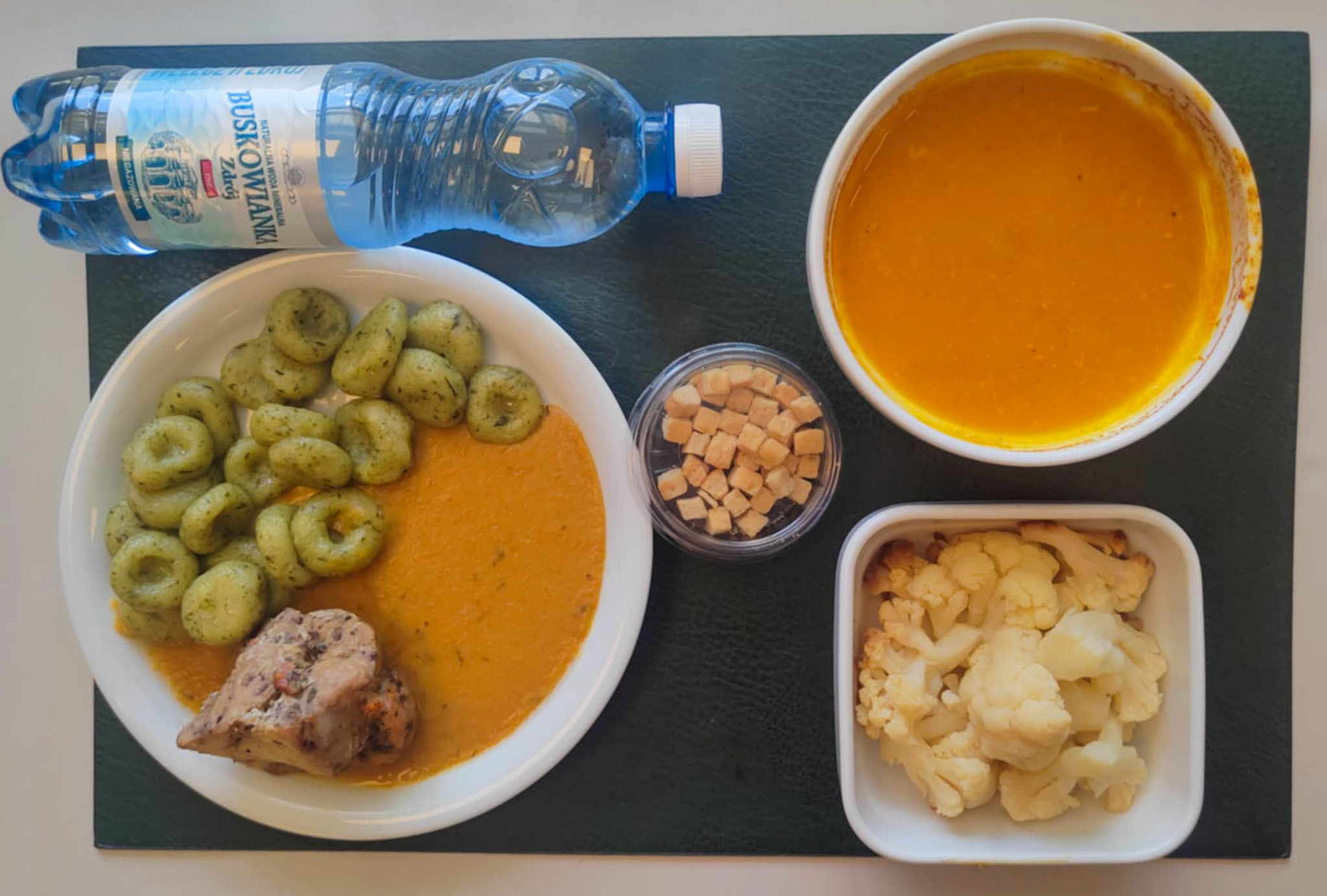 Zupa krem z dyni + 300 ml ( SOJ, SEL,) Grzanki pszenne + 10 g ( GLU PSZ, JAJ, MLE, może zawierać: SOJ,) Polędwiczka wieprzowa pieczona dieta + 100 g Sos jarzynowy dieta + 100 g ( MLE,) Kluski śląskie ze szpinakiem + 150 g ( JAJ, może zawierać: GLU PSZ, SOJ, SEL, GOR, ) Kalafior gotowany + 150 g Woda mineralna n/g 0,5l 1 szt