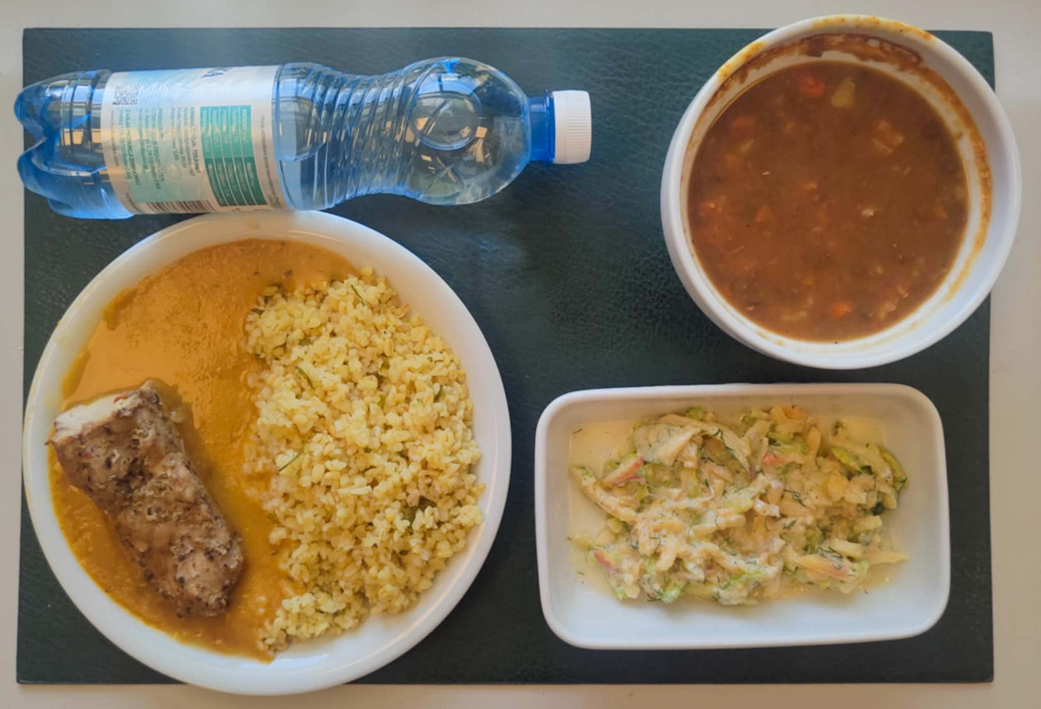 Zupa z soczewicą i warzywami + 300 g ( GLU PSZ, SOJ, SEL,) Polędwiczka wieprzowa pieczona dieta + 100 g Sos jarzynowy dieta + 100 g ( MLE,) Kasza bulgur z natką pietruszki + 150 g ( GLU PSZ,) Surówka z selera naciowego z koprem włoskim bez cukru + 150 g (MLE, SEL,) Woda mineralna n/g 0,5l 1 szt