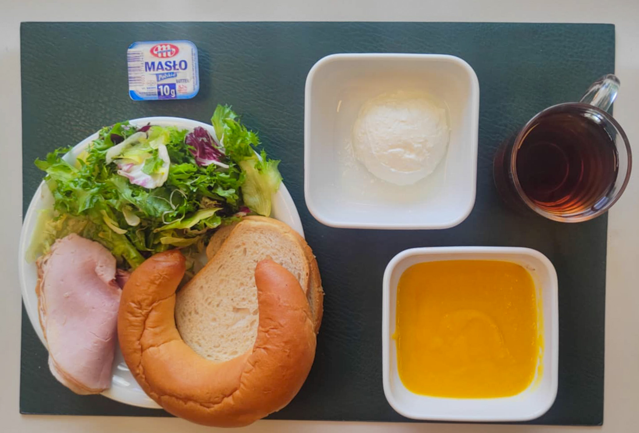 Dieta lekkostrawna  Rogal drożdżowy 50g 1 szt ( GLU PSZ, MLE, GLU ŻYT, ) Chleb mieszany pszenno-żytni 25 g ( GLU PSZ, GLU ŻYT,) Masło porcjowane 10g (82% tł.) 1 szt ( MLE,) Szynka od Zduna-wędzonka wieprzowa,szynka wędzona,parzona 50 g Twarożek domowy waniliowy + 50 g ( MLE, może zawierać: GLU PSZ, JAJ, OZI, SOJ, MLE, ORZ, SEZ, ) Mus bananowy z jabłkami i mango + 100 g Mix sałat z olejem i kiełkami lucerny + 120 g Herbata czarna ekspresowa z cytryną Cateringowa z/c 250 ml