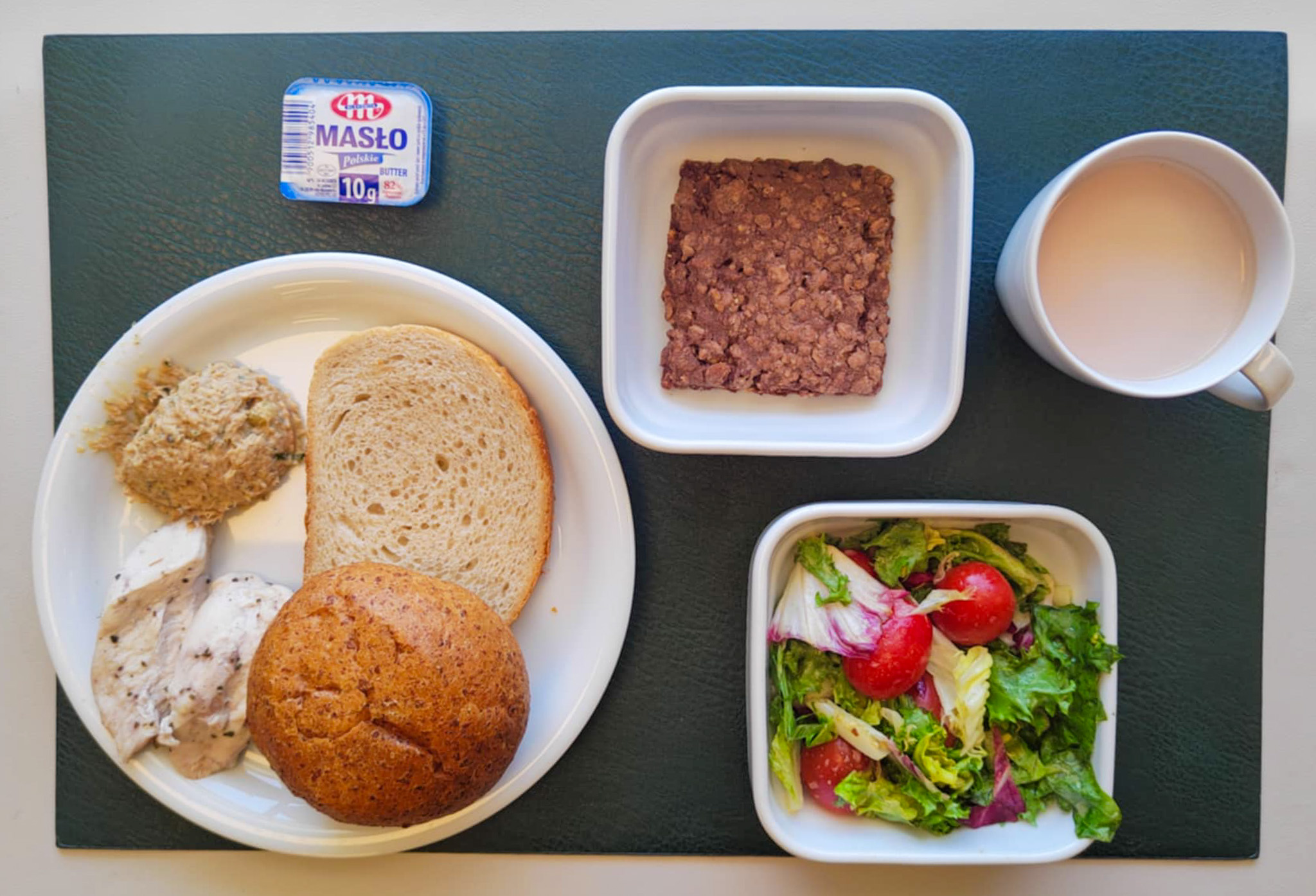 Owsiane ciastka czekoladowo-orzechowe + 50 g ( OZI, MLE, ORZ, GLU OW, ) Chleb mieszany pszenno-żytni 25 g ( GLU PSZ, GLU ŻYT,) Bułka graham-pszenna 50g 1 szt ( GLU PSZ,) Masło porcjowane 10g (82% tł.) 1 szt ( MLE,) Pasta z makreli wędzonej z cebulą i ogórkiem + 50 g ( JAJ, RYB, GOR,) Filet z kurczaka wolno gotowany plastry + 50 g Mix sałat z pomidorkami i dressingiem + 120 g ( GOR,) Kawa zbożowa z mlekiem z/c 250 ml ( MLE, GLU ŻYT, GLU JĘCZ, )