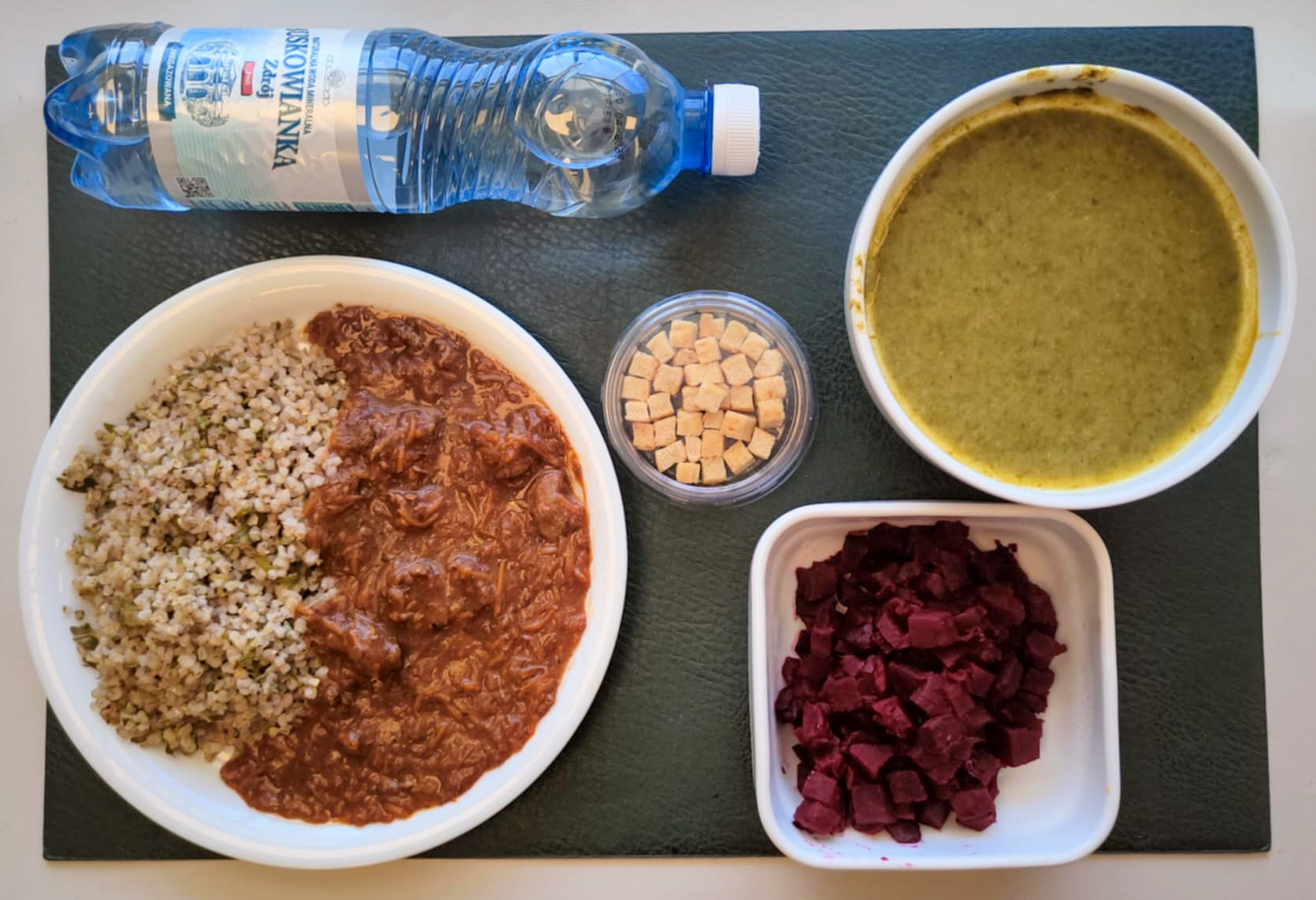 Zupa krem z zielonych warzyw + 300 ml ( SOJ, SEL,) Grzanki pszenne + 10 g ( GLU PSZ, JAJ, MLE, może zawierać: SOJ,) Gulasz wołowy dieta + 150 g Kasza jęczmienna z natką pietruszki + 150 g ( GLU JĘCZ,) Buraki gotowane + 150 g Woda mineralna n/g 0,5l 1 szt