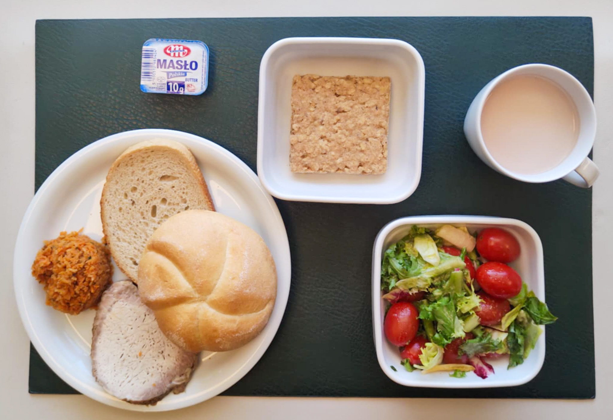 Domowe ciasteczka owsiane + 50 g ( GLU PSZ, JAJ, MLE, S02, GLU OW, może zawierać: SEZ, ) Bułka pszenna kajzerka 50g 1 szt ( GLU PSZ, GLU ŻYT,) Chleb mieszany pszenno-żytni 25 g ( GLU PSZ, GLU ŻYT,) Masło porcjowane 10g (82% tł.) 1 szt ( MLE,) Pasta selerowo-marchewkowa + 50 g ( SEL,) Schab pieczony cały na kanapki + 50 g Mix sałat z pomidorkami koktajlowymi dieta + 120 g Kawa zbożowa z mlekiem z/c 250 ml ( MLE, GLU ŻYT, GLU JĘCZ, )