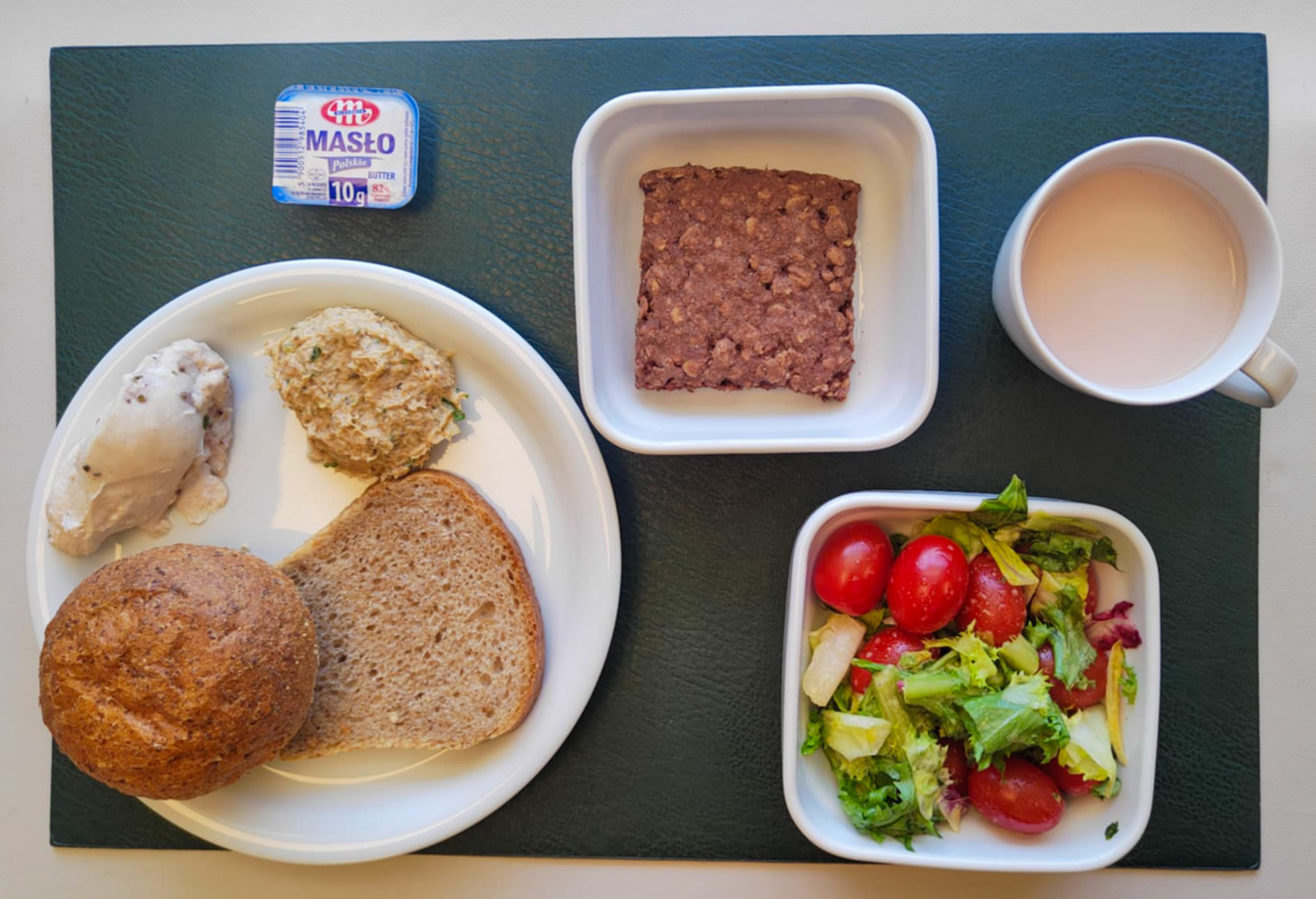 Domowe ciasteczka owsiane + 50 g ( GLU PSZ, JAJ, MLE, S02, GLU OW, może zawierać: SEZ, ) Bułka graham-pszenna 50g 1 szt ( GLU PSZ,) Chleb Graham 30 g (GLU PSZ,) Masło porcjowane 10g (82% tł.) 1 szt ( MLE,) Pasta z makreli wędzonej z cebulą i ogórkiem + 50 g ( JAJ, RYB, GOR,) Filet z kurczaka wolno gotowany plastry + 50 g Mix sałat z pomidorkami i dressingiem + 120 g ( GOR,) Kawa zbożowa z mlekiem b/c 250 ml ( MLE, GLU ŻYT, GLU JĘCZ, )