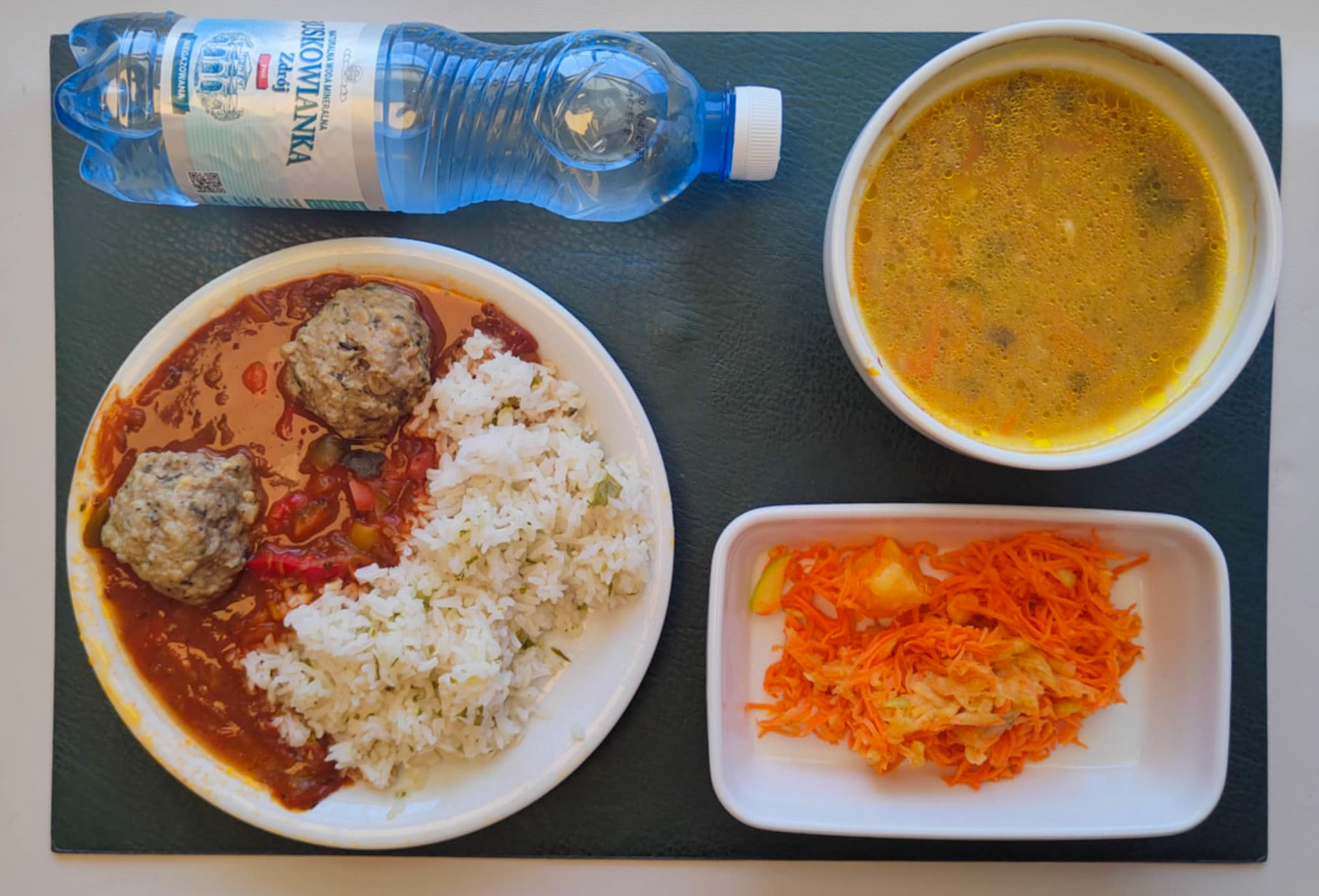 Zupa pieczarkowa + 255 g ( SOJ, MLE, SEL,) Makaron pełnoziarnisty świderki + 45 g (GLU PSZ,) Pulpet z indyka + 100 g (GLU PSZ, JAJ,) Sos cygański + 100 g Ryż basmati z natką pietruszki + 150 g Surówka z marchwi, jabłka i pomarańczy b/c + 150 g Woda mineralna n/g 0,5l 1 szt