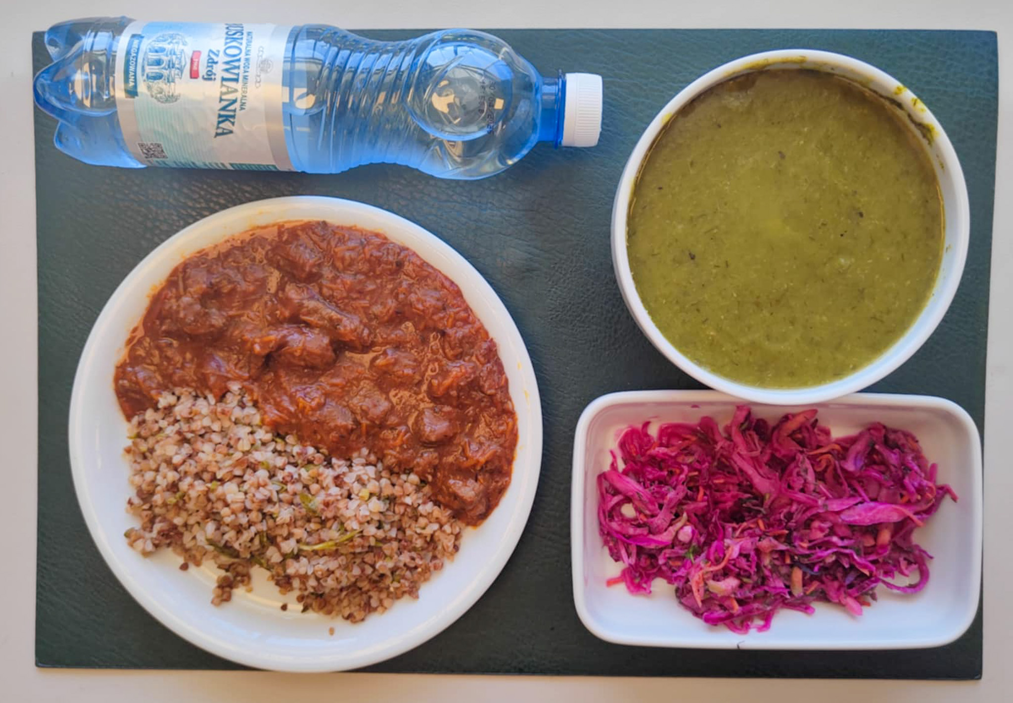 Krem ze szpinaku + 300 g ( SOJ, SEL,) Gulasz wołowy dieta + 150 g Kasza gryczana ciemna z natką pietruszki + 150 g Surówka z czerwonej kapusty b/c + 150 g ( MLE,) Woda mineralna n/g 0,5l 1 szt