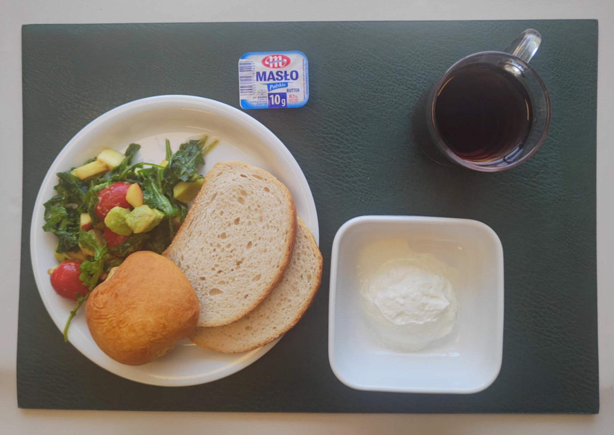 Bułka z kurczakiem naturalnym + 80 g (GLU PSZ, JAJ, SOJ, MLE, ) Chleb mieszany pszenno-żytni 50 g ( GLU PSZ, GLU ŻYT,) Masło porcjowane 10g (82% tł.) 1 szt ( MLE,) Twarożek + 50 g (MLE,) Sałatka z rukolą i awokado (dieta) + 120 g ( SOJ,) Herbata ekspresowa owocowa Cateringowa z/c 250 ml