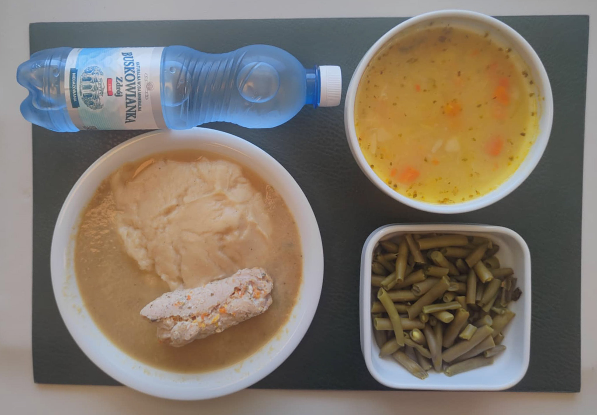 Kapuśniak z kapusty kiszonej + 300 g ( GLU PSZ, SOJ, SEL,) Zrazik wieprzowy zawijany dieta + 100 g ( MLE,) Sos pietruszkowy + 100 g ( SOJ, MLE,) Puree z kalafiora + 150 g ( MLE,) Fasolka szparagowa zielona + 150 g Woda mineralna n/g 0,5l 1 szt