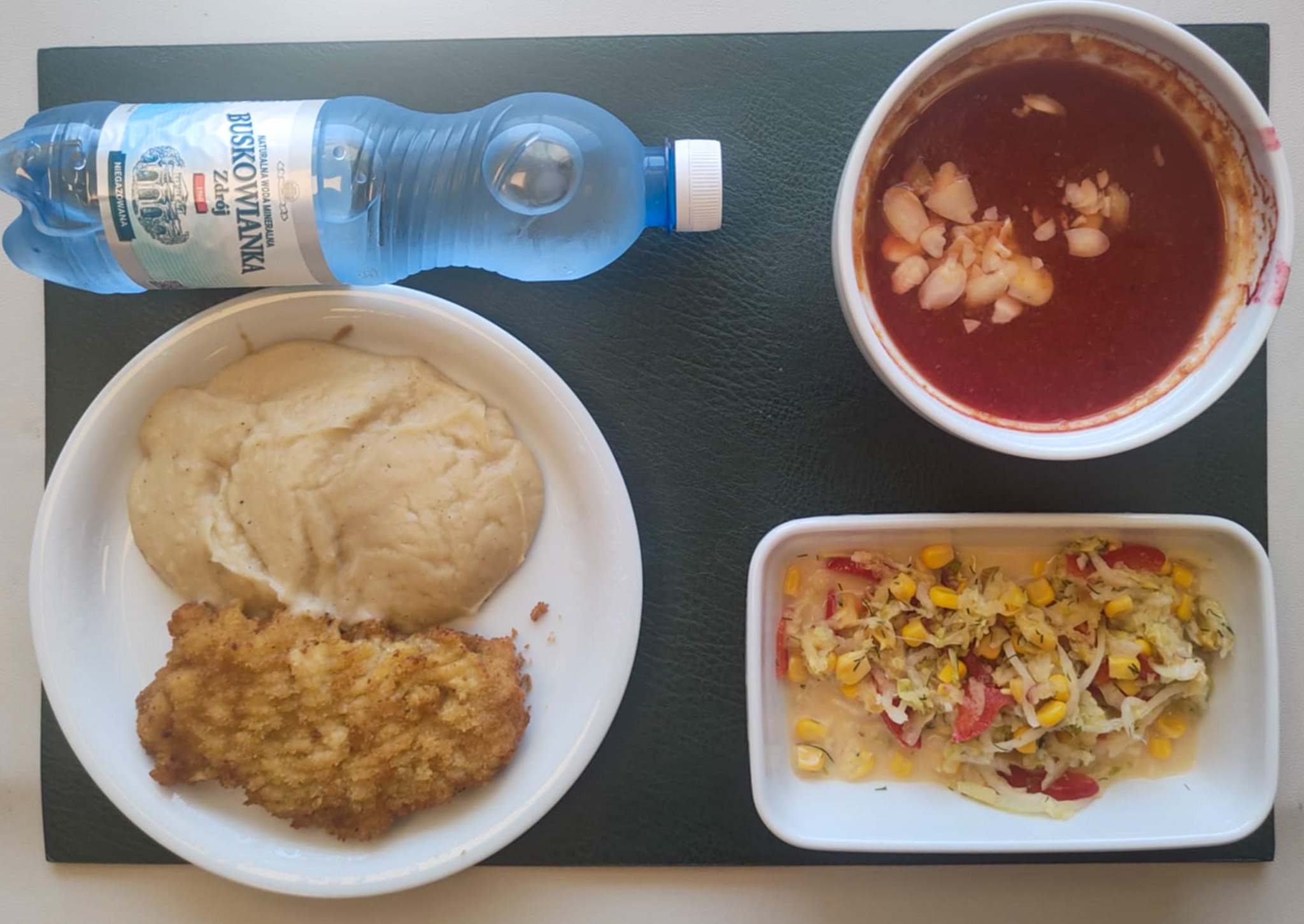 Zupa krem z buraków + 300 ml ( SOJ, SEL,) Prażone płatki migdałów 10 g ( ORZ,) Kotlet schabowy panierowany + 100 g ( GLU PSZ, JAJ,) Puree z kalafiora + 150 g ( MLE,) Surówka z kapusty pekińskiej, kukurydzą, papryką czerwoną i koperkiem b/c + 150 g (MLE,) Woda mineralna n/g 0,5l 1 szt