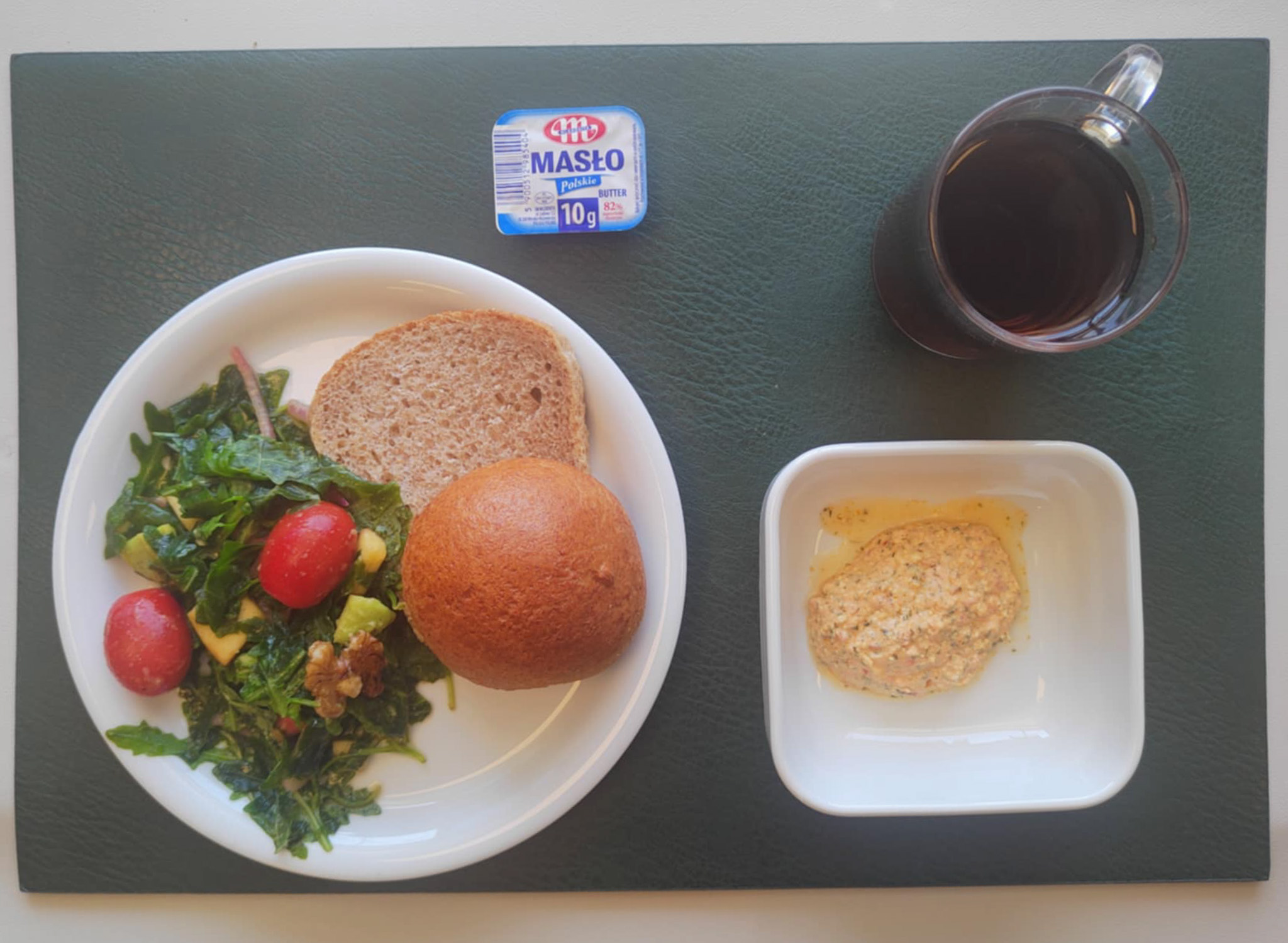 Bułka orkiszowa z kurczakiem orientalnym + 80 g ( GLU PSZ, JAJ, MLE, SEZ, ) Chleb Graham 30 g (GLU PSZ,) Masło porcjowane 10g (82% tł.) 1 szt ( MLE,) Pasta twarogowa z zieloną pietruszką + 50 g ( MLE,) Sałatka z rukolą i awokado + 120 g (SOJ, ORZ,) Herbata ekspresowa owocowa Cateringowa b/c 250 ml