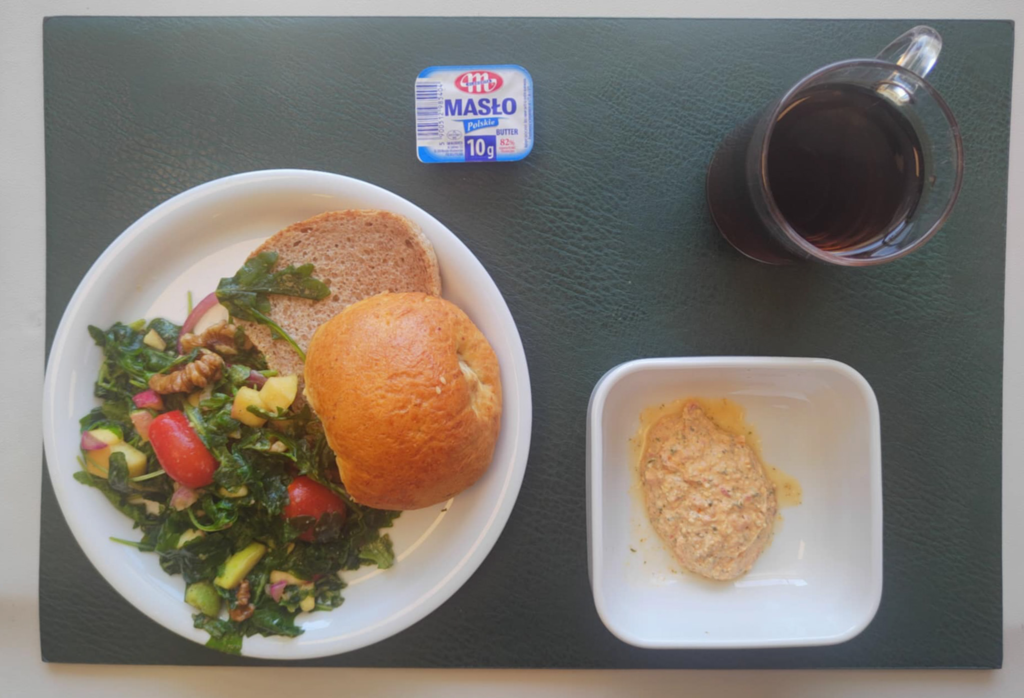 Bułka z kurczakiem orientalnym + 80 g ( GLU PSZ, JAJ, MLE, SEZ, ) Chleb Graham 30 g (GLU PSZ,) Masło porcjowane 10g (82% tł.) 1 szt ( MLE,) Pasta twarogowa z zieloną pietruszką + 50 g ( MLE,) Sałatka z rukolą i awokado + 120 g (SOJ, ORZ,) Herbata ekspresowa owocowa Cateringowa z/c 250 ml 