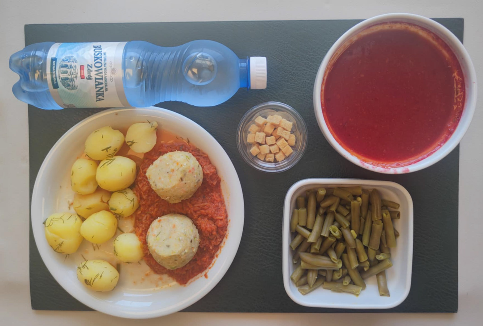 Zupa krem z buraków + 300 ml ( SOJ, SEL,) Grzanki pszenne + 10 g ( GLU PSZ, JAJ, MLE, może zawierać: SOJ,) Medaliony z morszczuka z warzywami + 100 g ( JAJ, RYB,) Sos grecki + 100 g ( SEL,) Ziemniaki gotowane z koperkiem + 150 g Fasolka szparagowa zielona + 150 g Woda mineralna n/g 0,5l 1 szt