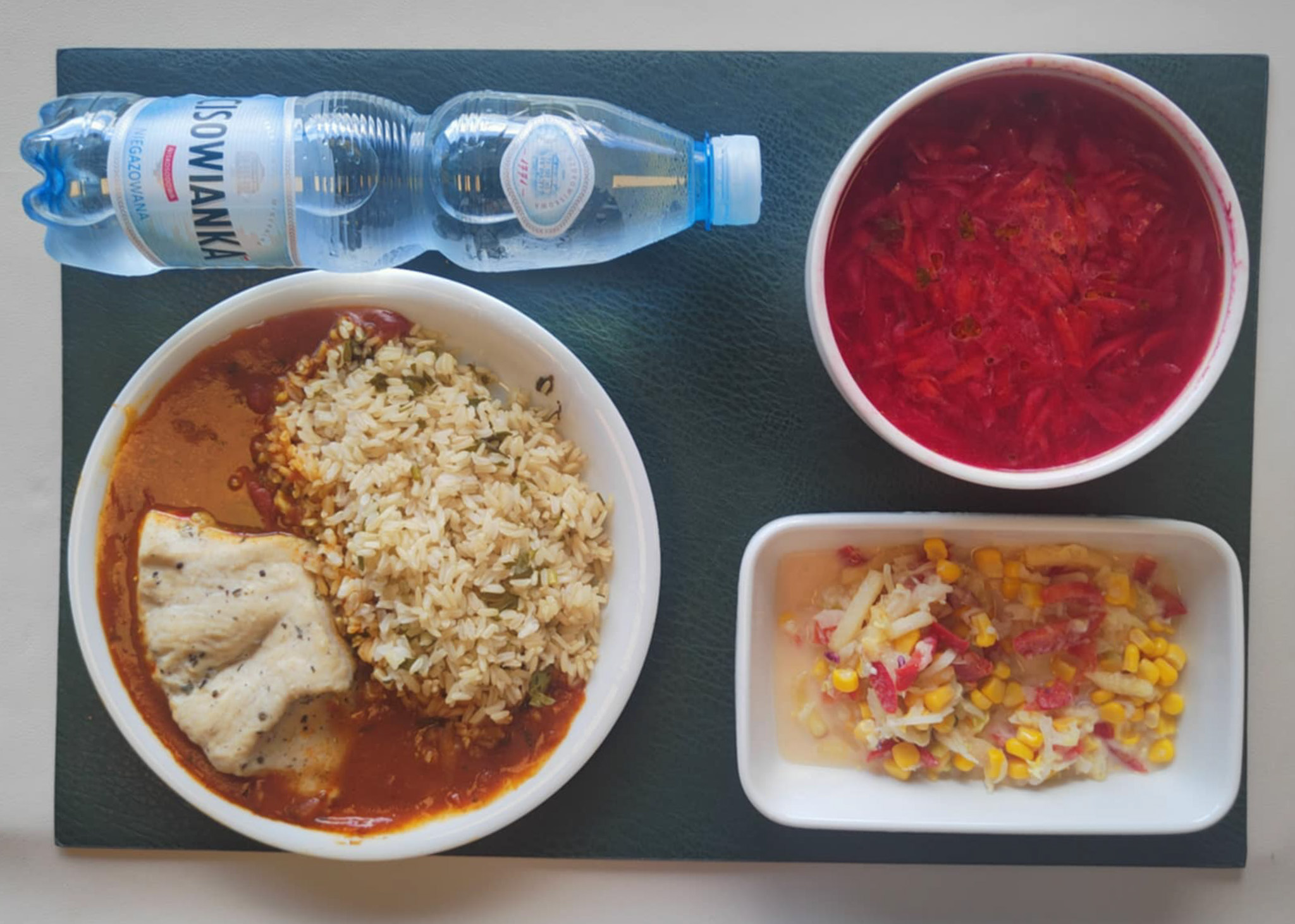 Barszcz czerwony z ziemniakami + 300 g ( SOJ, MLE, SEL,) Filet z indyka pieczony dieta + 100 g Sos curry + 100 g Ryż brązowy z natką pietruszki + 150 g Surówka z kapusty pekińskiej, kukurydzą, jabłkiem, papryką czerwoną b/c + 150 g ( MLE,) Woda mineralna n/g 0,5l 1 szt