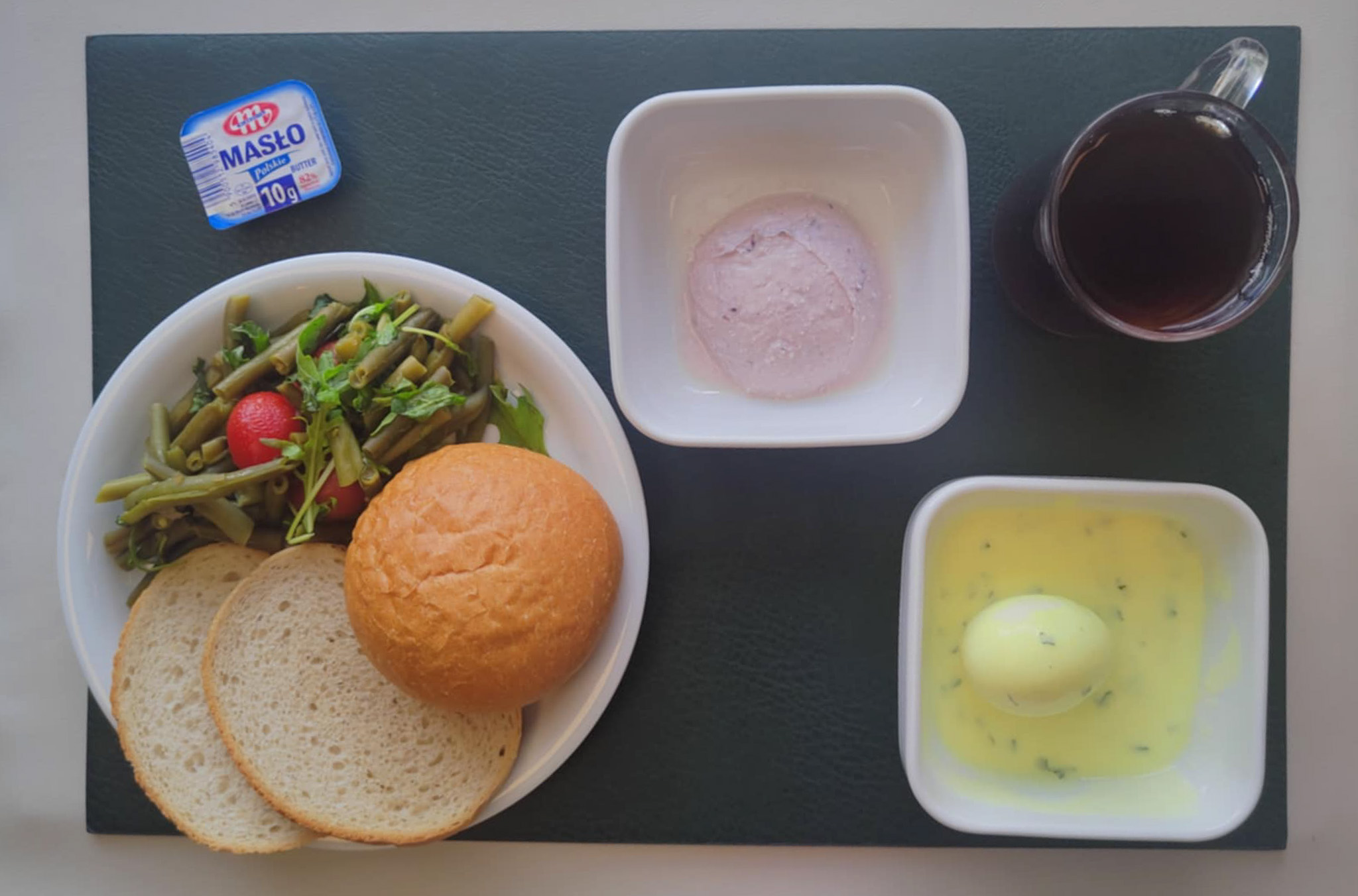 Bułka koktajlowa pszenna 30g 1 szt ( GLU PSZ, GLU ŻYT,) Chleb mieszany pszenno-żytni 50 g ( GLU PSZ, GLU ŻYT,) Masło porcjowane 10g (82% tł.) 1 szt ( MLE,) Porzeczkowy twarożek + 50 g ( MLE,) Jajko w sosie jogurtowo-pietruszkowym + 100 g ( JAJ, MLE,) Sałatka wiosenna dieta + 120 g Herbata czarna ekspresowa z cytryną Cateringowa z/c 250 ml