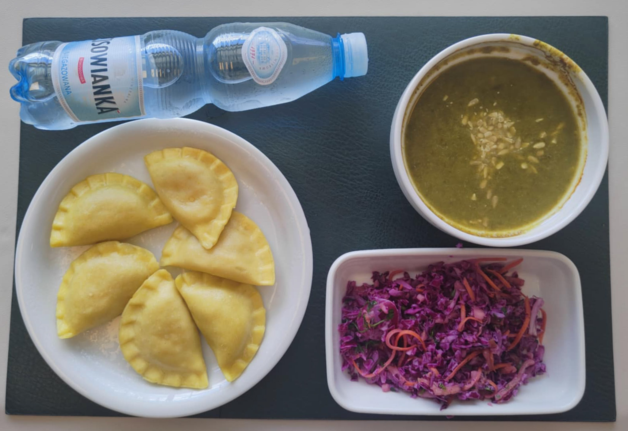 Zupa krem z zielonych warzyw + 300 ml ( SOJ, SEL,) Słonecznik ziarna prażone + 10 g Żółte pierogi z soczewicą + 300 g ( GLU PSZ, SEL, może zawierać: SOJ, MLE, GOR, ) Surówka z czerwonej kapusty b/c + 150 g ( MLE,) Woda mineralna n/g 0,5l 1 szt