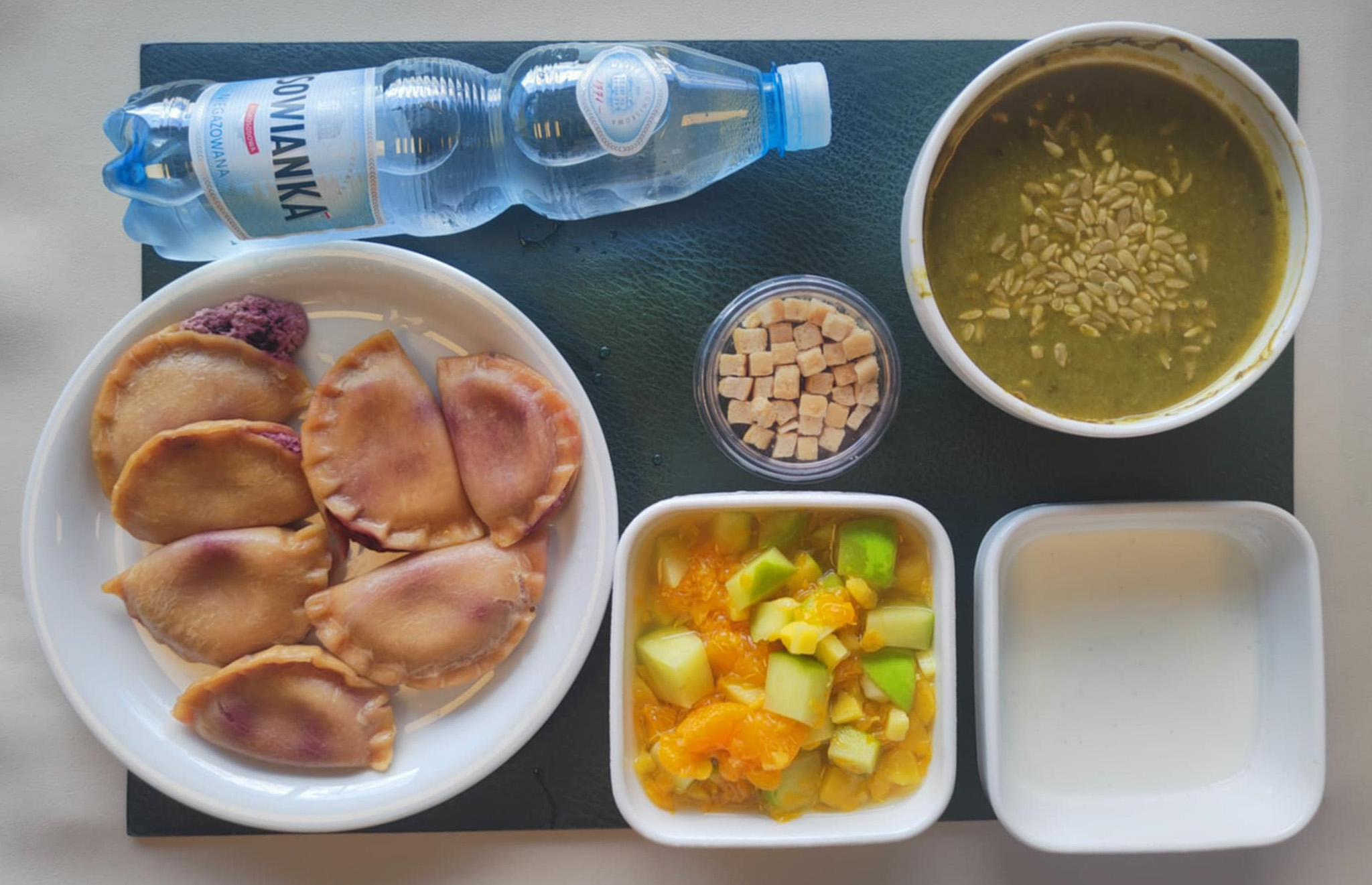 Zupa krem z zielonych warzyw + 300 ml ( SOJ, SEL,) Grzanki pszenne + 10 g ( GLU PSZ, JAJ, MLE, może zawierać: SOJ,) Różowe pierogi z serem i jagodami + 300 g ( GLU PSZ, MLE, może zawierać: SOJ, ORZ, SEL, GOR, ) Dip jogurtowo-śmietankowy o smaku waniliowym dieta +  50 g (MLE,) Sałatka owocowa dieta + 150 g Woda mineralna n/g 0,5l 1 szt