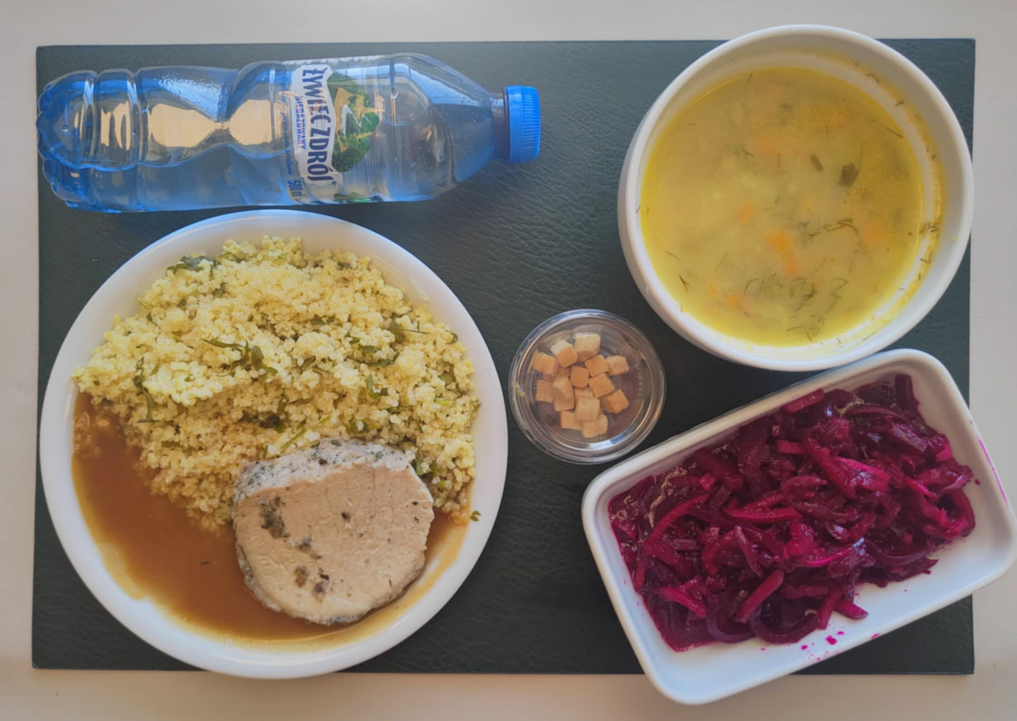 Zupa koperkowa z ryżem + 300 g ( SOJ, MLE, SEL,) Schab pieczony cały + 100 g Sos morelowo-śliwkowy + 100 g ( GLU PSZ, SOJ, MLE, GOR, S02,) Kasza bulgur z natką pietruszki + 150 g ( GLU PSZ,) Sałatka z buraków i jabłka (z olejem) b/c + 150 g Woda mineralna n/g 0,5l 1 sz