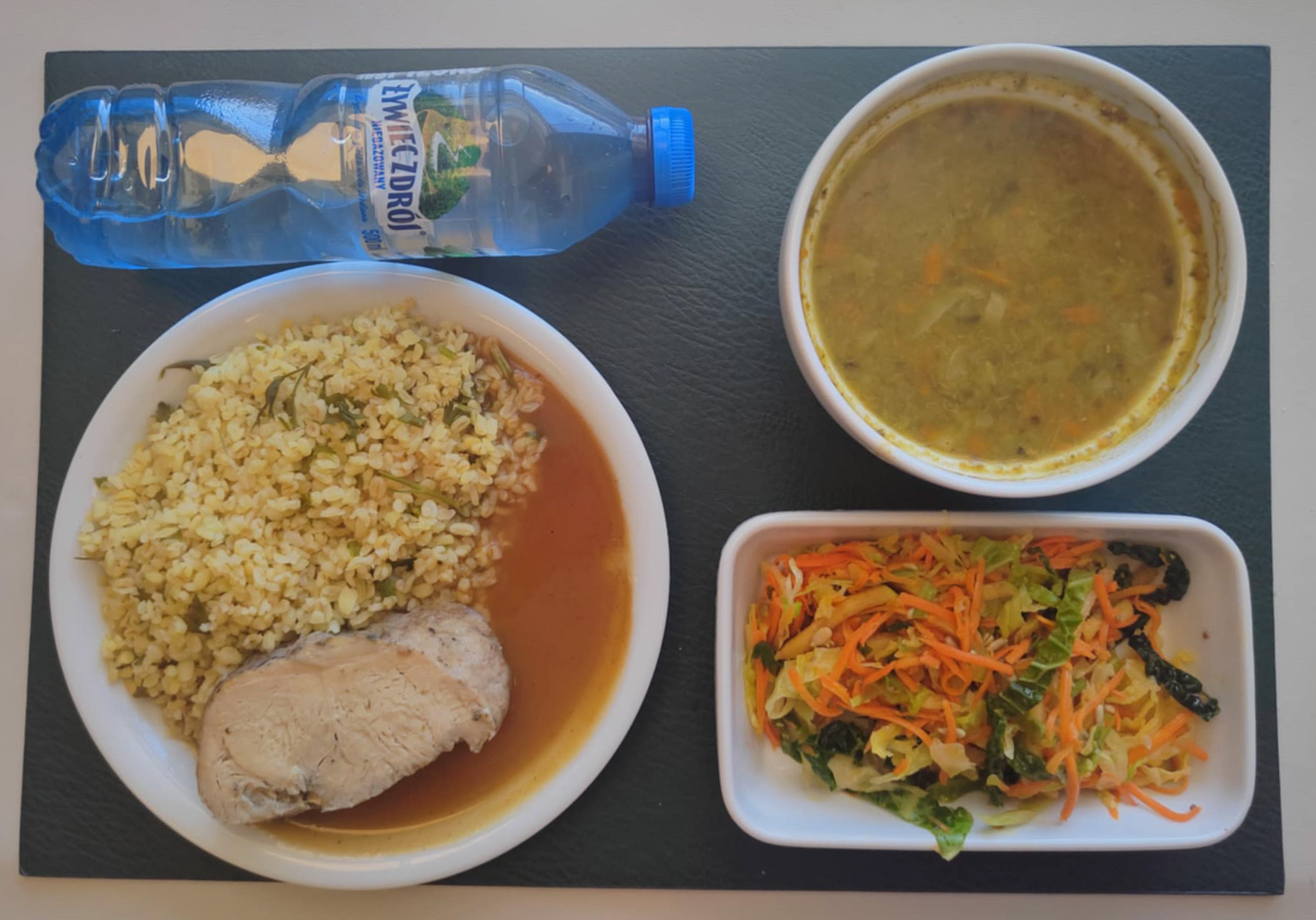 Zupa koperkowa z ryżem brązowym + 300 g ( SOJ, MLE, SEL,) Morszczuk na parze 100g + 100 g ( RYB,) Sos jarzynowy + 100 g (MLE,) Ziemniaki gotowane z koperkiem + 150 g Szpinak baby z dressingiem (dieta) + 80 g Woda mineralna n/g 0,5l 1 szt