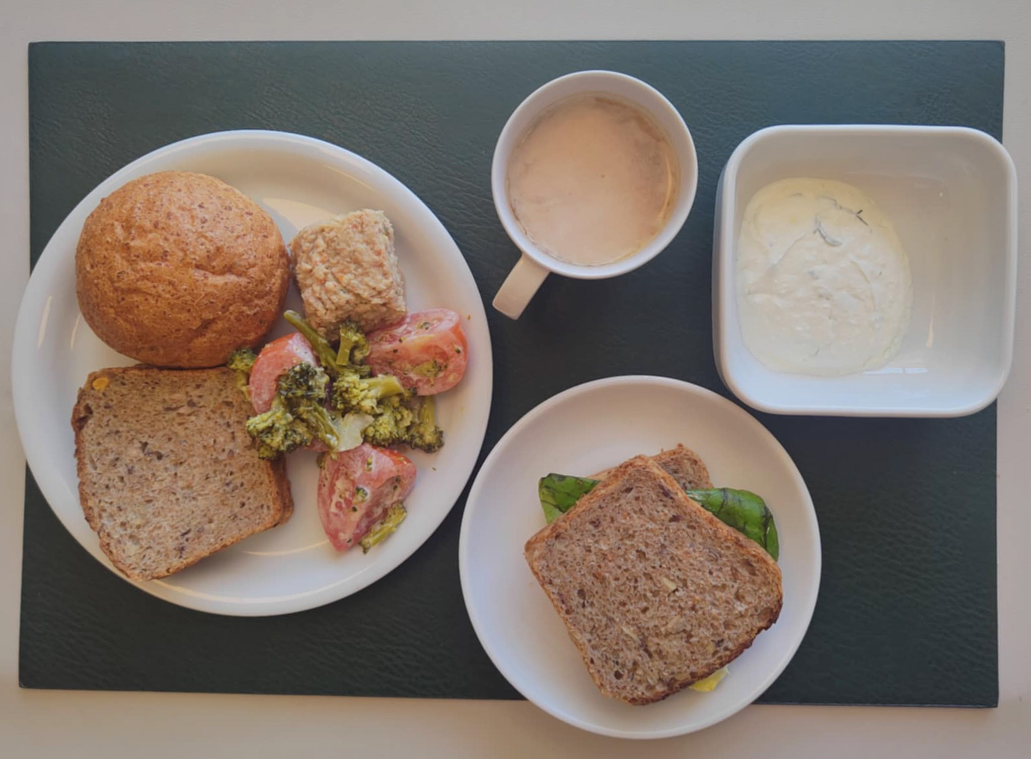 Bułka graham-pszenna 50g 1 szt ( GLU PSZ,) Chleb wieloziarnisty 60 g ( GLU PSZ, SOJ, SEZ, GLU ŻYT, ) Masło porcjowane 10g (82% tł.) 1 szt ( MLE,) Pasztet wieprzowy z warzywami + 50 g ( GLU PSZ, JAJ, SOJ, MLE, SEL, ) Twarożek z koperkiem + 50 g (MLE,) Sałatka z brokułu, pomidora i jogurtem + 120 g ( JAJ, MLE, GOR,) Herbata czarna ekspresowa z cytryną Cateringowa b/c 250 ml