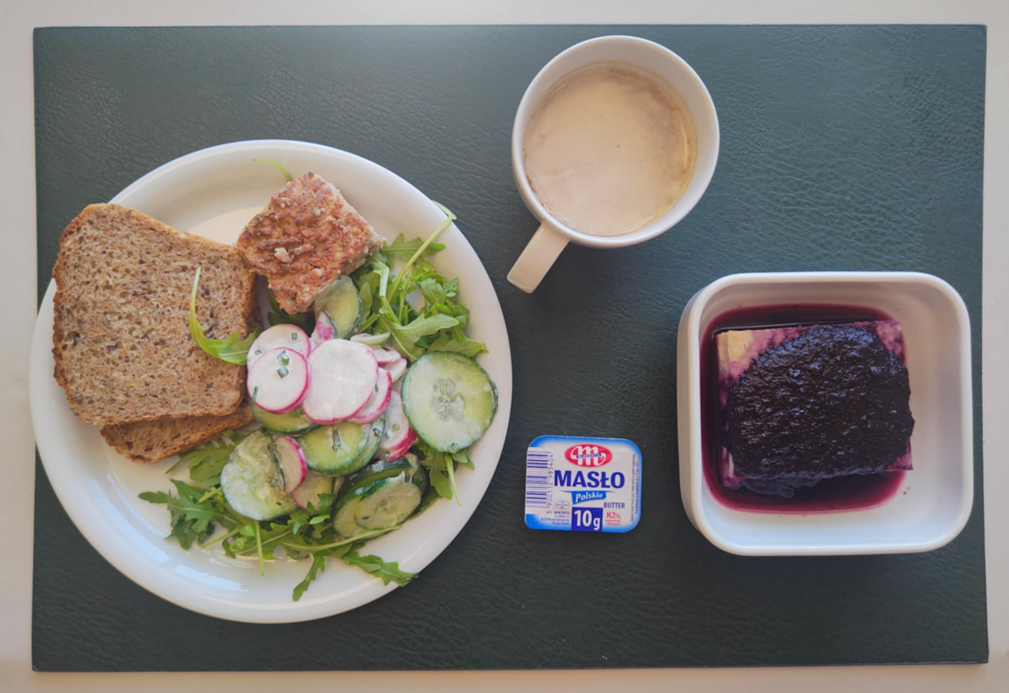 Śniadaniowy sernik z bananami + 150 g ( JAJ, MLE,) Mus jagodowy + 50 g Chleb wieloziarnisty 60 g ( GLU PSZ, SOJ, SEZ, GLU ŻYT, ) Masło porcjowane 10g (82% tł.) 1 szt ( MLE,) Pasztet wieprzowy z żurawiną + 50 g ( GLU PSZ, JAJ, SOJ, MLE, ) Rzodkiewka i ogórek szatkowane z jogurtem i szczypiorkiem + 110 g ( MLE,) Rukola 10 g Kakao z mlekiem z/c 250 ml ( MLE,)