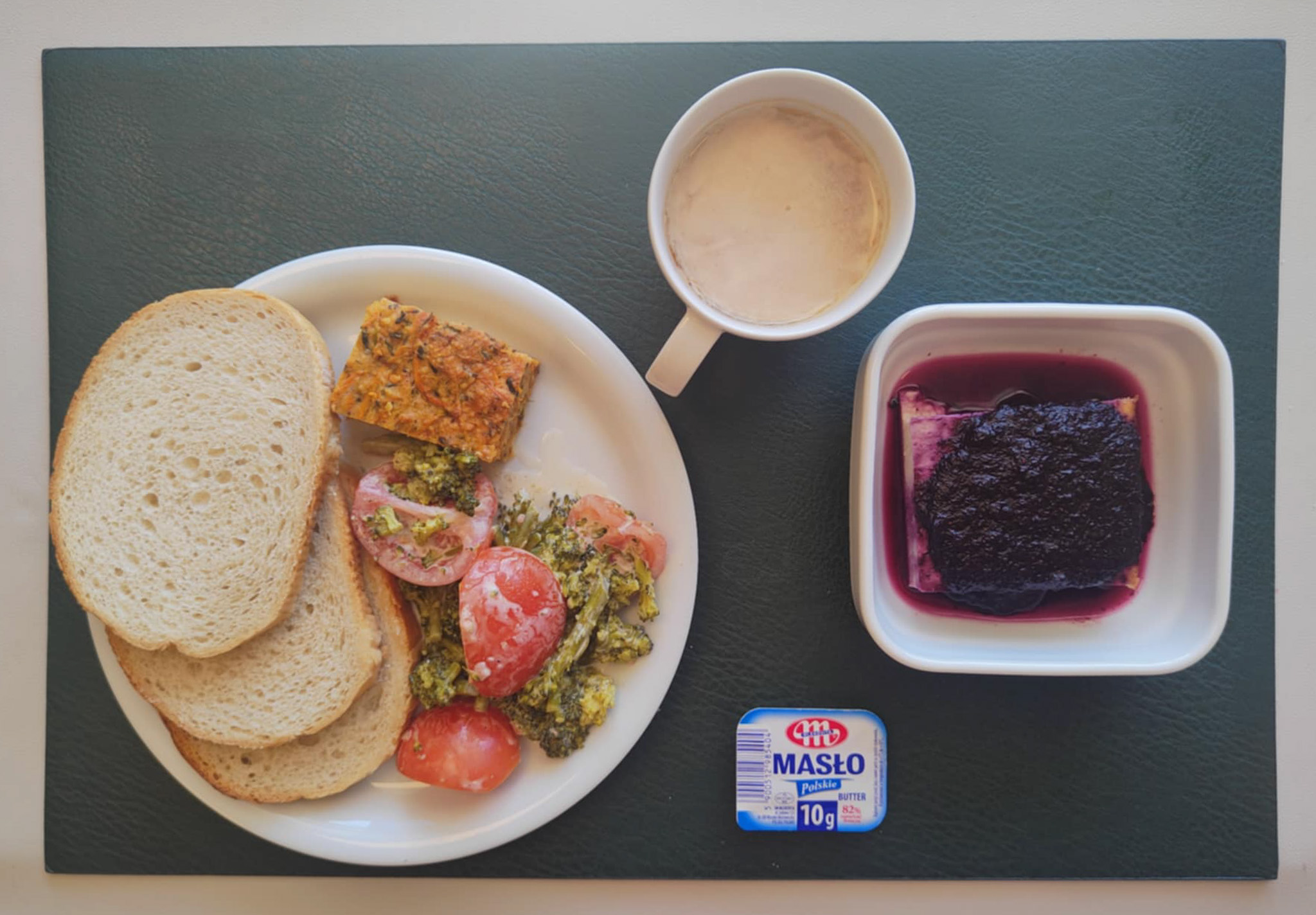 Śniadaniowy sernik z bananami + 150 g ( JAJ, MLE,) Mus jagodowy + 50 g Chleb mieszany pszenno-żytni 50 g ( GLU PSZ, GLU ŻYT,) Masło porcjowane 10g (82% tł.) 1 szt ( MLE,) Pasztet z cukinii i warzyw + 50 g ( GLU PSZ, JAJ,) Sałatka z brokułu, pomidora i jogurtem + 120 g ( JAJ, MLE, GOR,) Kakao z mlekiem z/c 250 ml ( MLE,)