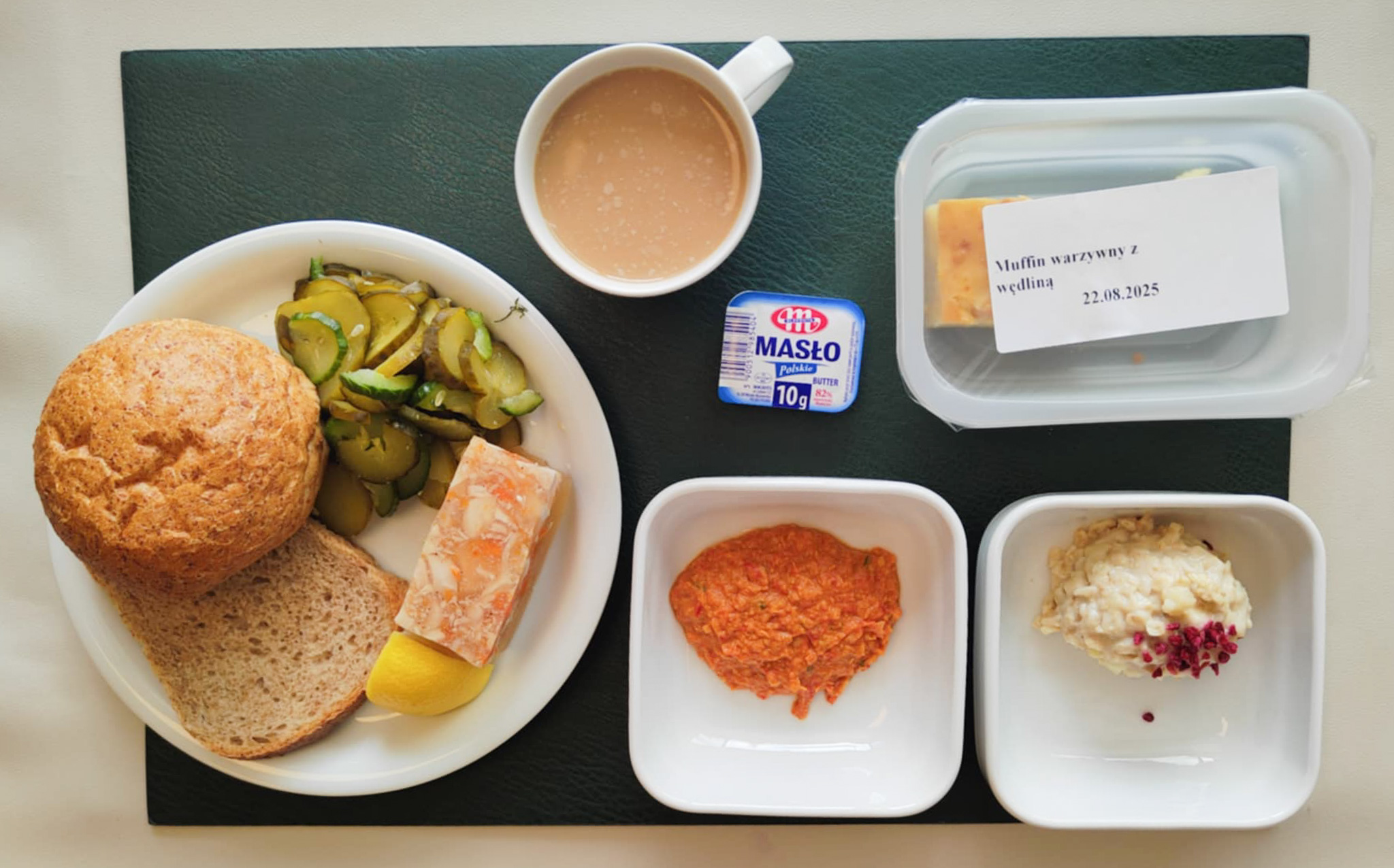 Owsianka z jabłkami i figami b/c + 100 g (MLE, GLU OW,) Bułka graham-pszenna 50g 1 szt ( GLU PSZ,) Chleb Graham 30 g (GLU PSZ,) Masło porcjowane 10g (82% tł.) 1 szt ( MLE,) Hummus paprykowy + 50 g ( SEZ,) Galaretka drobiowa z udźca z cytryną dieta + 100 g Plastry ogórka świeżego i kiszonego + 120 g Kawa zbożowa z mlekiem b/c 250 ml ( MLE, GLU ŻYT, GLU JĘCZ, )