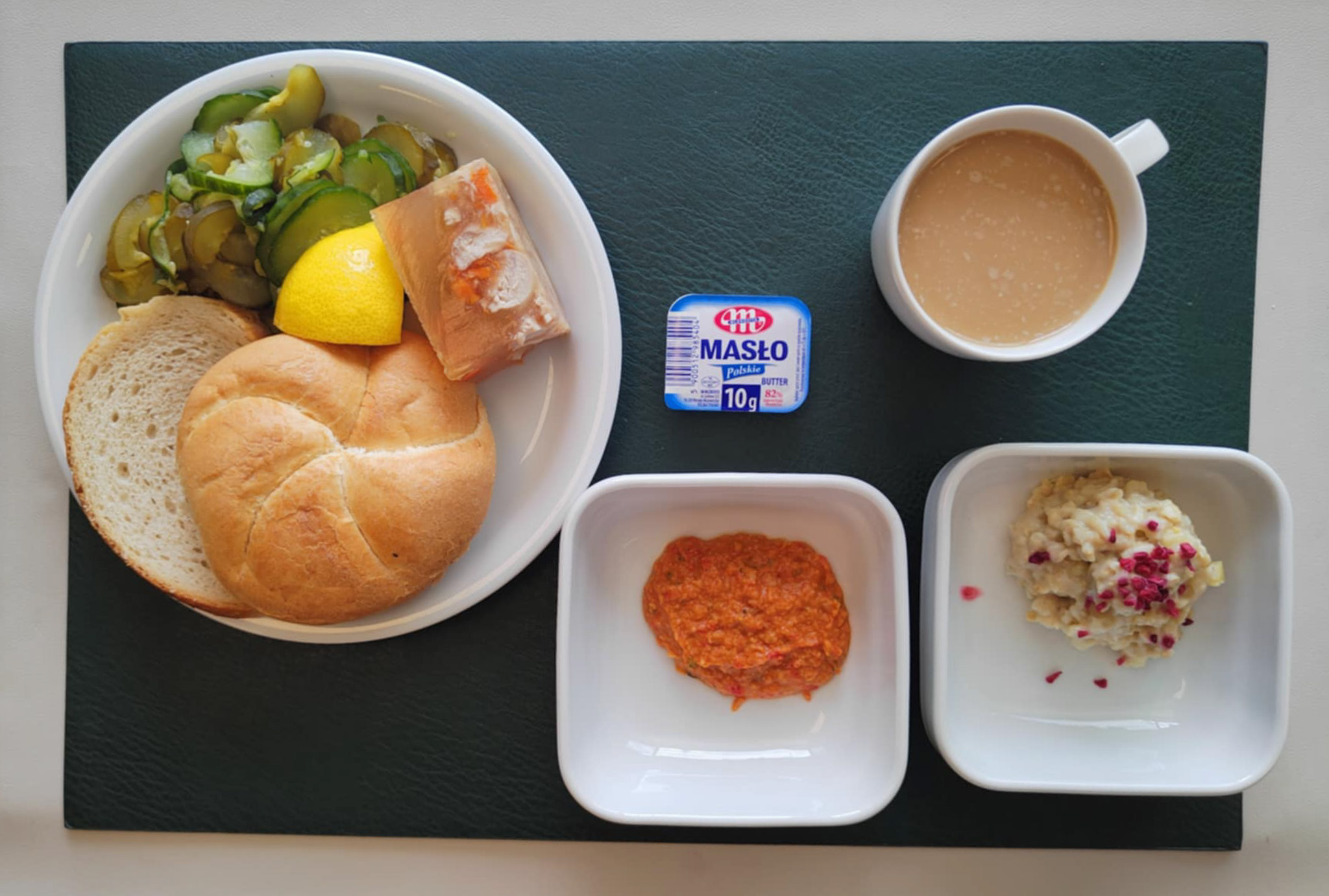 Owsianka z jabłkami i figami b/c + 100 g (MLE, GLU OW,) Bułka pszenna kajzerka 50g 1 szt ( GLU PSZ, GLU ŻYT,) Chleb mieszany pszenno-żytni 25 g ( GLU PSZ, GLU ŻYT,) Masło porcjowane 10g (82% tł.) 1 szt ( MLE,) Hummus paprykowy + 50 g ( SEZ,) Galaretka drobiowa z udźca z cytryną dieta + 100 g Plastry ogórka świeżego i kiszonego + 120 g Kawa zbożowa z mlekiem z/c 250 ml ( MLE, GLU ŻYT, GLU JĘCZ, )