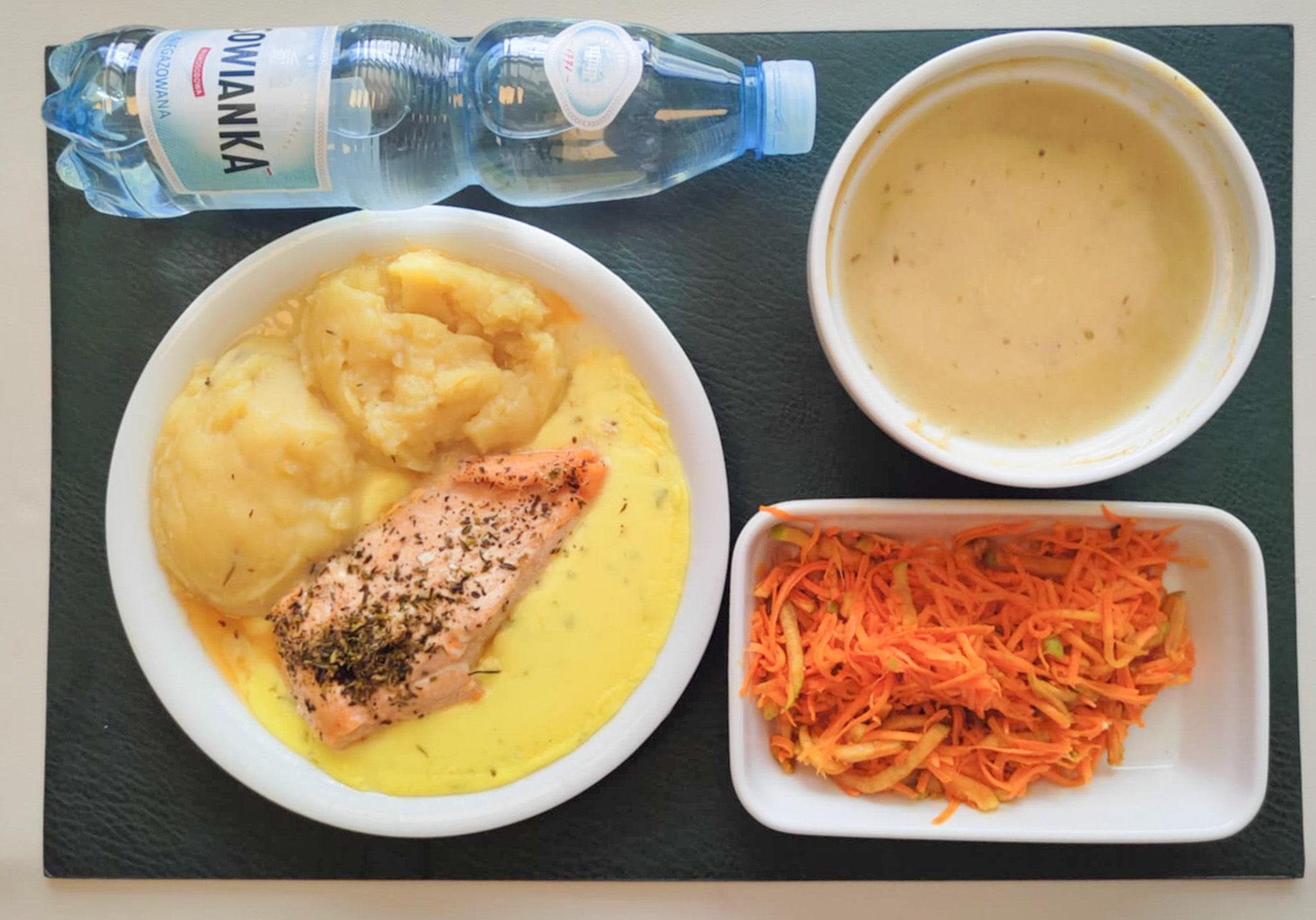 Krem z pieczonej pietruszki + 300 g (SOJ, MLE, SEL,) Pestki dyni 10 g Łosoś pieczony z przyprawami 100g + 100 g ( RYB,) Sos cytrynowy + 100 g ( GLU PSZ, MLE,) Puree ziemniaczane + 150 g (MLE,) Surówka z marchwi, jabłka i pomarańczy b/c + 150 g Woda mineralna n/g 0,5l 1 szt